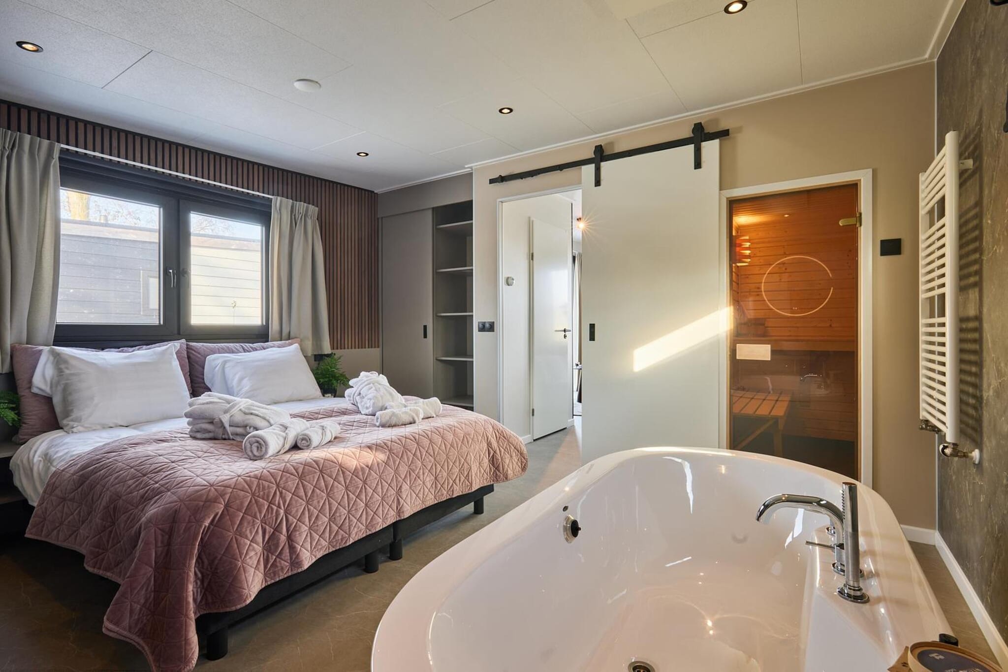 River Lodge 'Wellnesshuus' with whirlpool, sauna, bathtub, and sun shower | 2 people - Slaapkamer