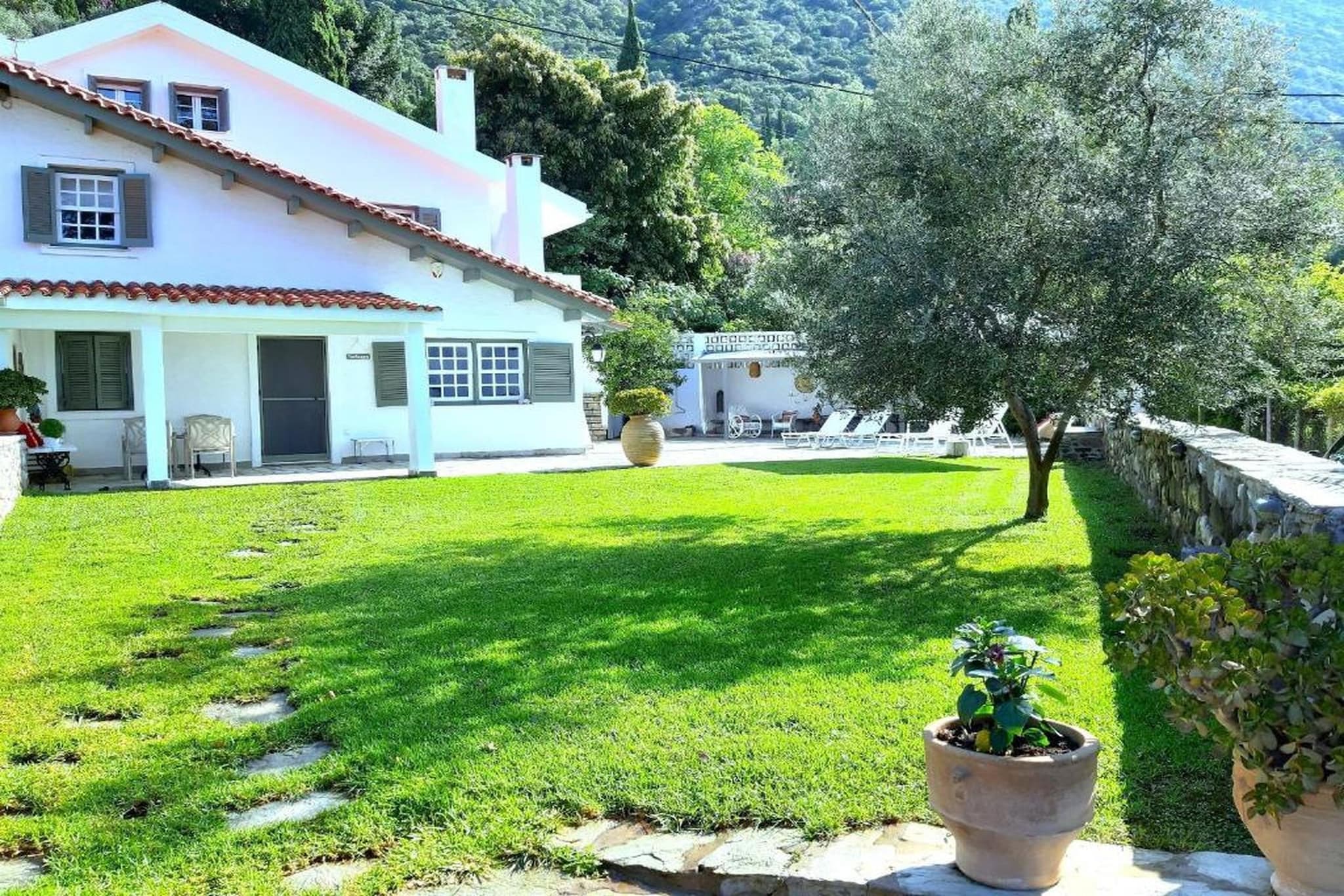 Beachfront Skaloma Villa-Tuinen zomer