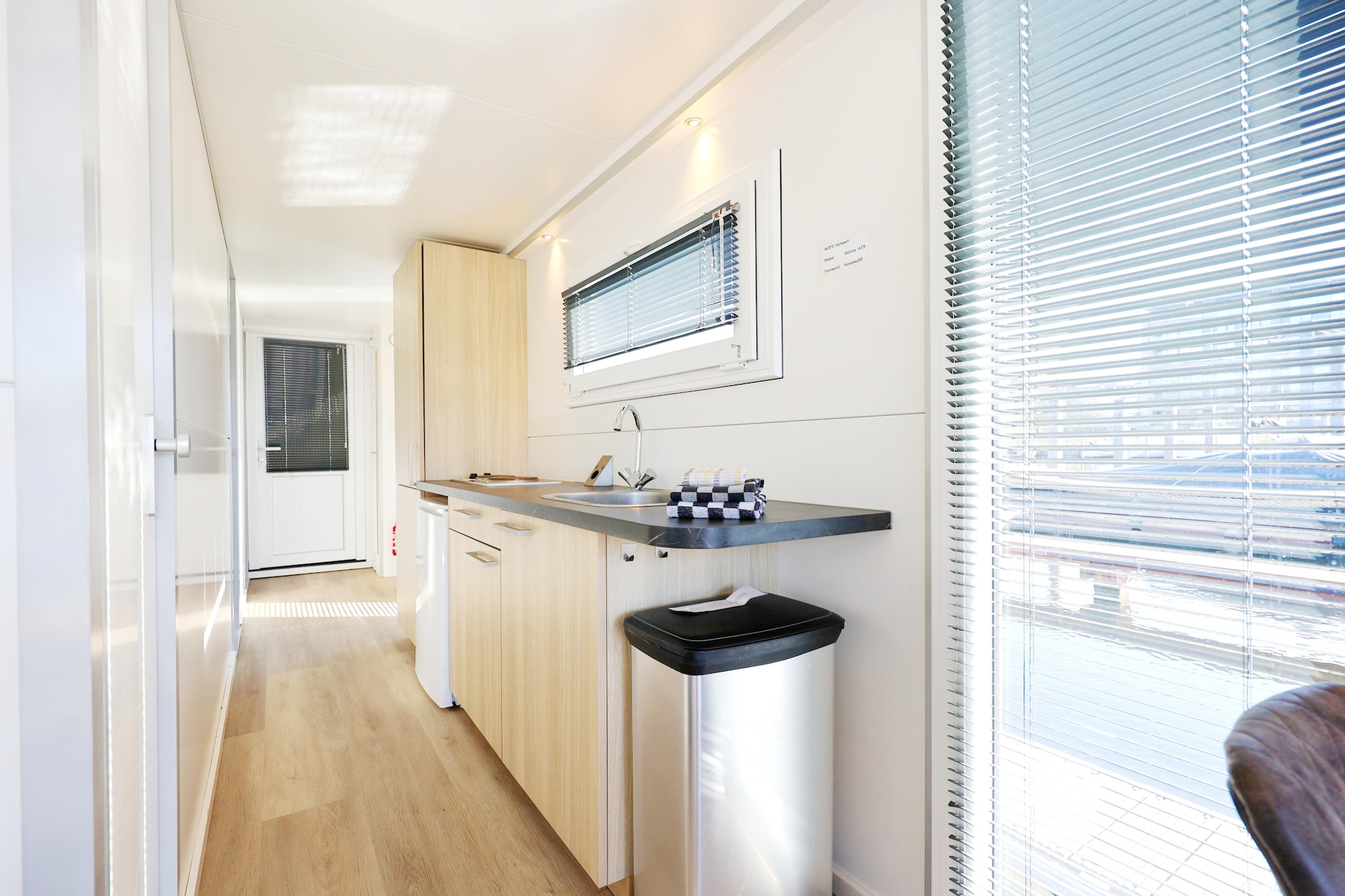 Houseboat with roof terrace and balcony (4 pers) "De Hoop"