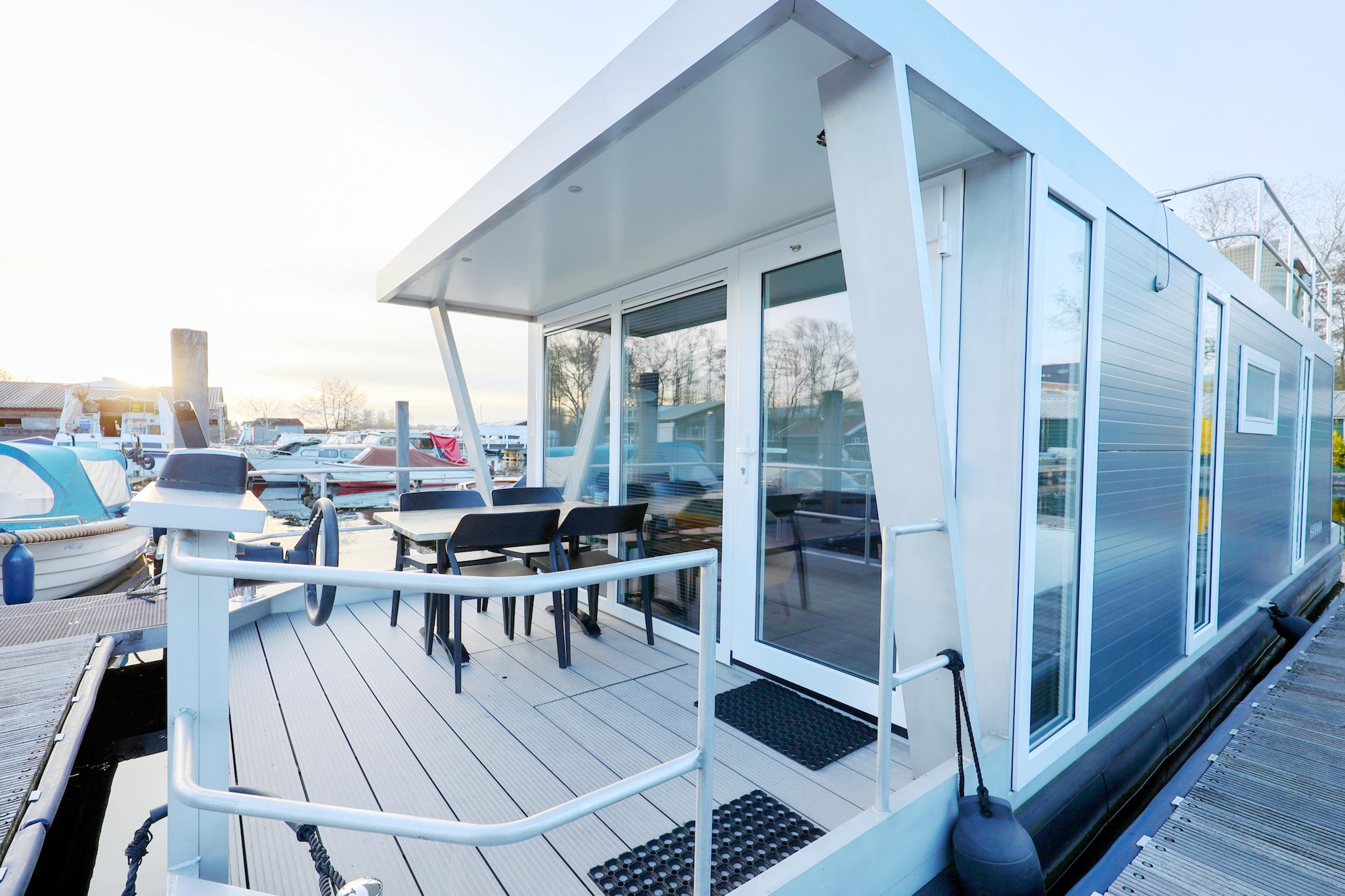 Houseboat with roof terrace and balcony (4 pers) "De Hoop" - Außenbereich Sommer