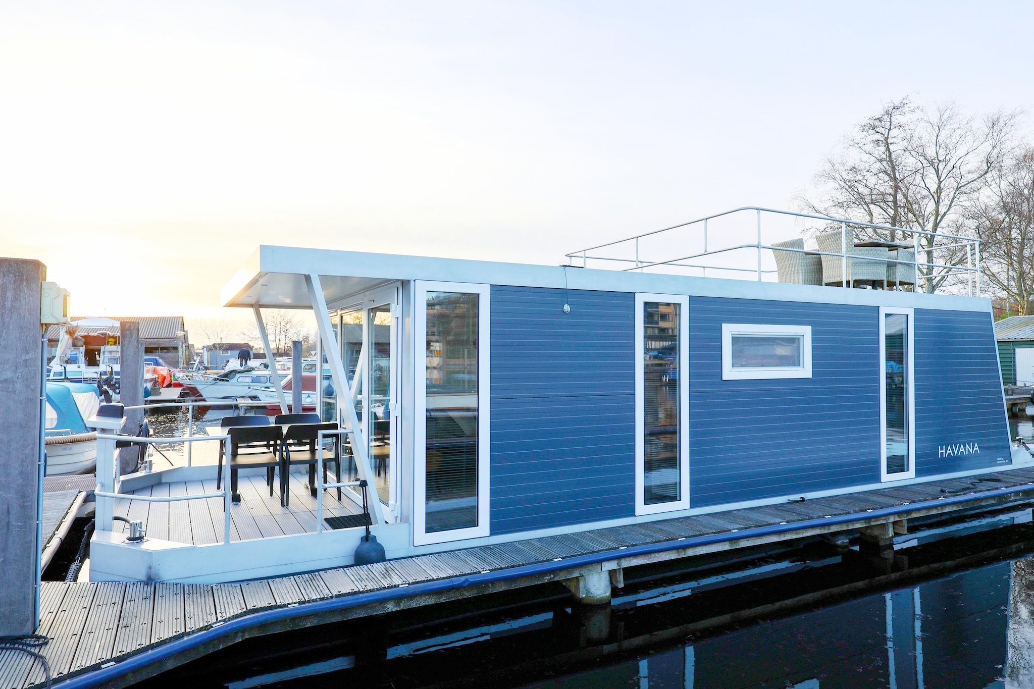Houseboat with roof terrace and balcony (4 pers) "De Hoop"