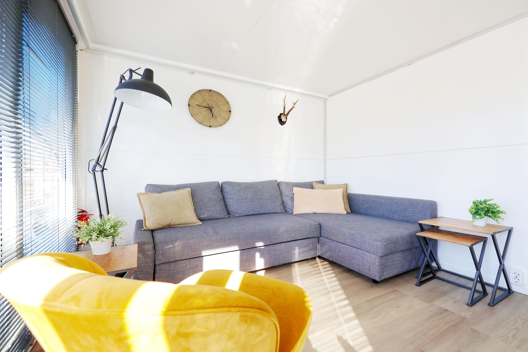 Houseboat with roof terrace and balcony (4 pers) "De Hoop" - Wohnzimmer