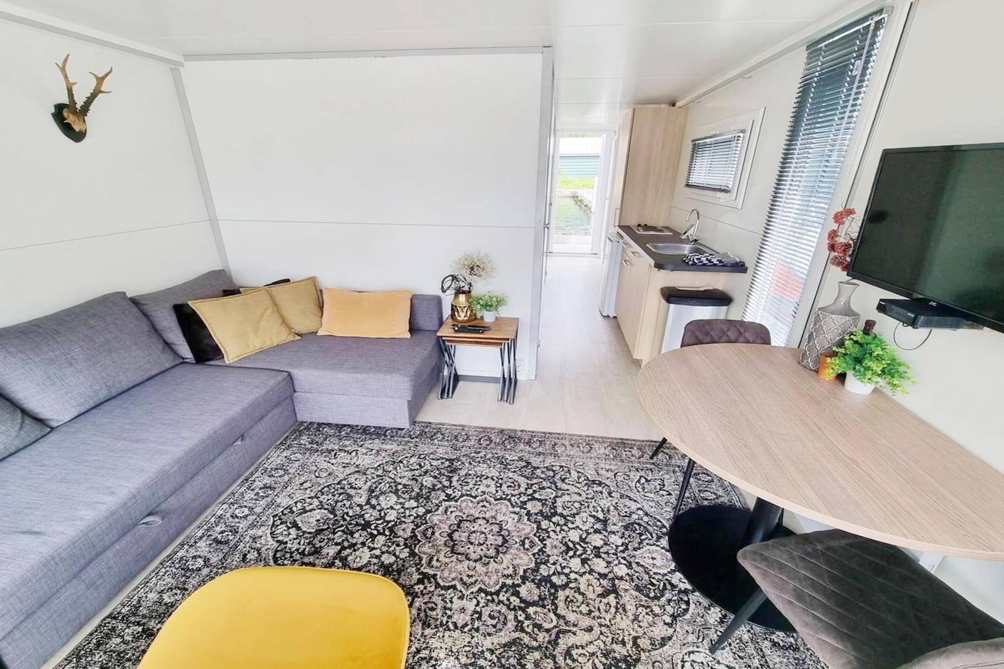 Houseboat with roof terrace and balcony (4 pers) "De Hoop" - Wohnzimmer