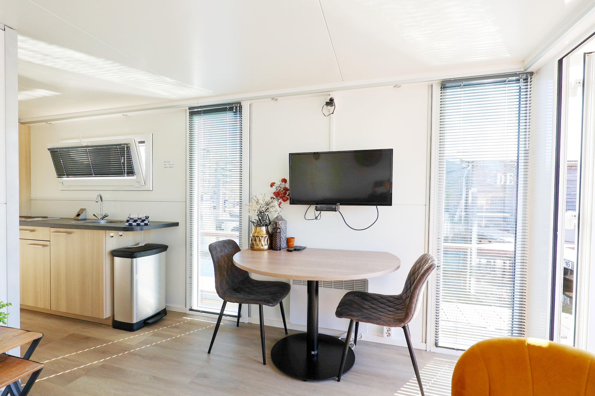 Houseboat with roof terrace and balcony (4 pers) "De Hoop" - Esszimmer