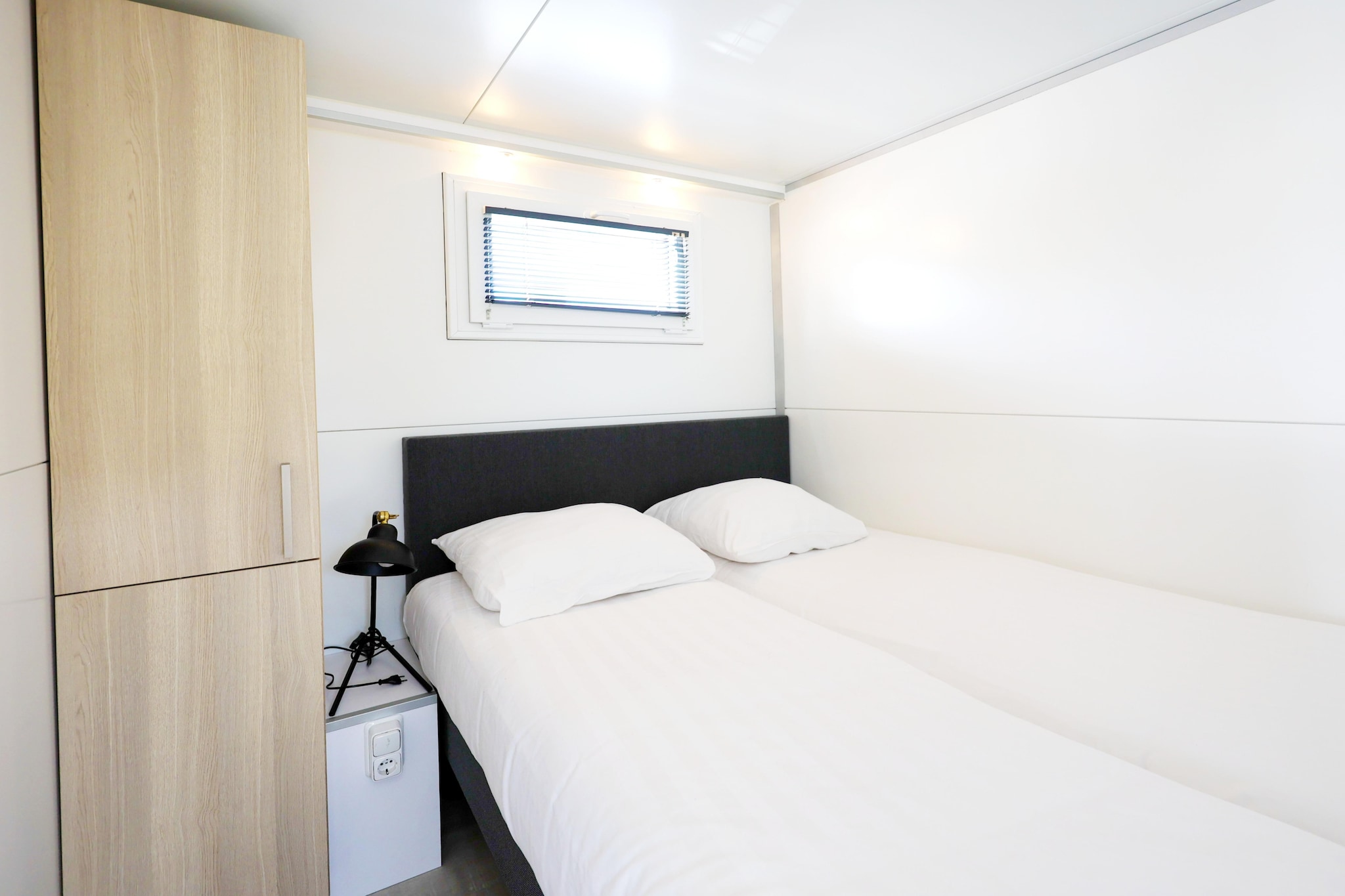 Houseboat with roof terrace and balcony (4 pers) "De Hoop"