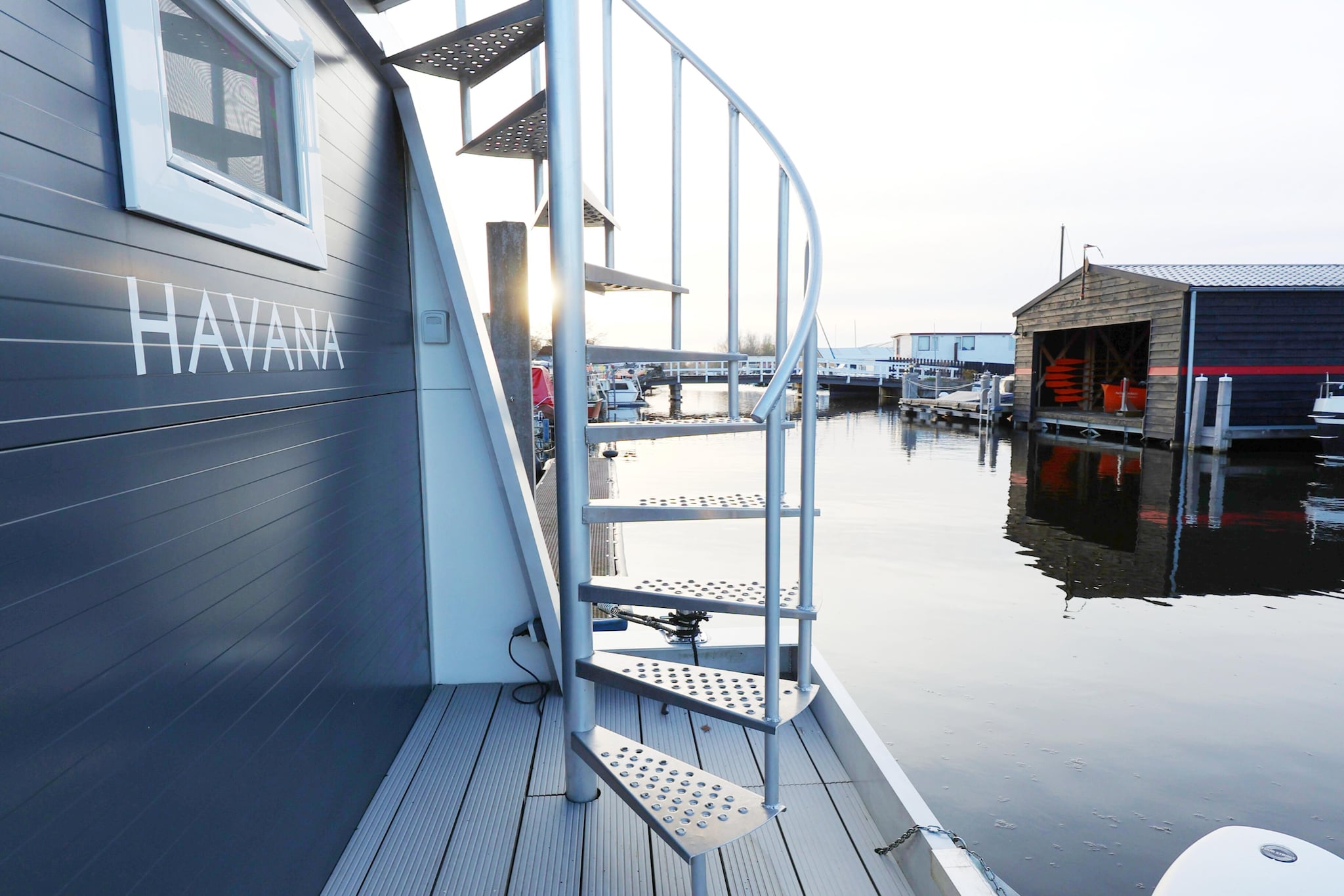 Houseboat with roof terrace and balcony (4 pers) "De Hoop" - Außenbereich Sommer