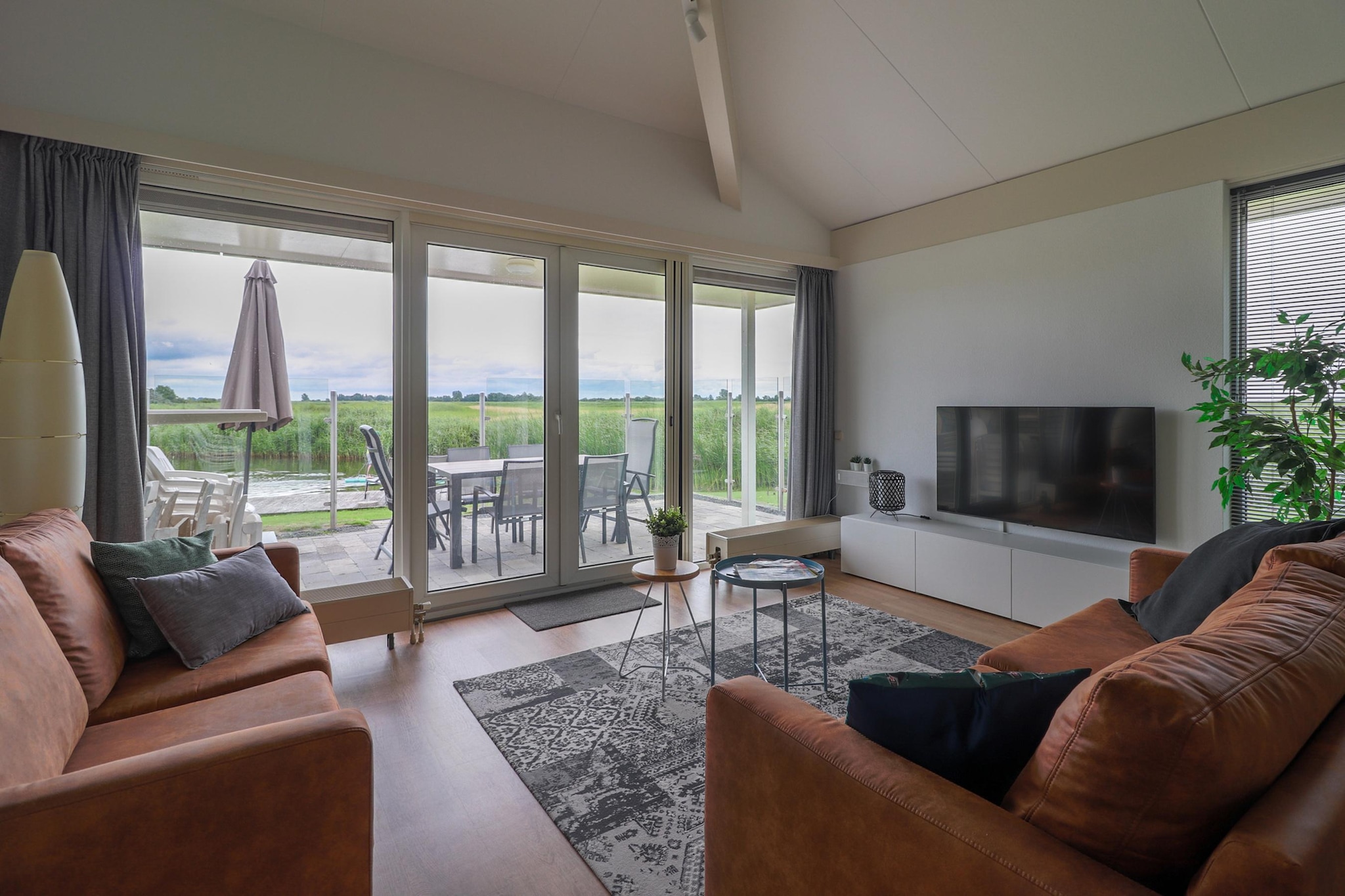 Star+ - 6 persons - Living room