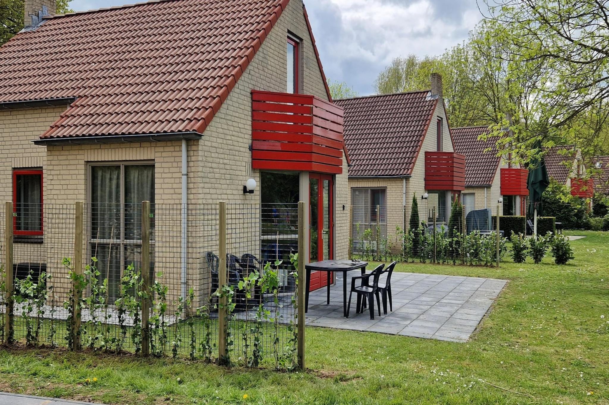6 - Persons Lakeside Child-friendly Bungalow-Terrasbalkon