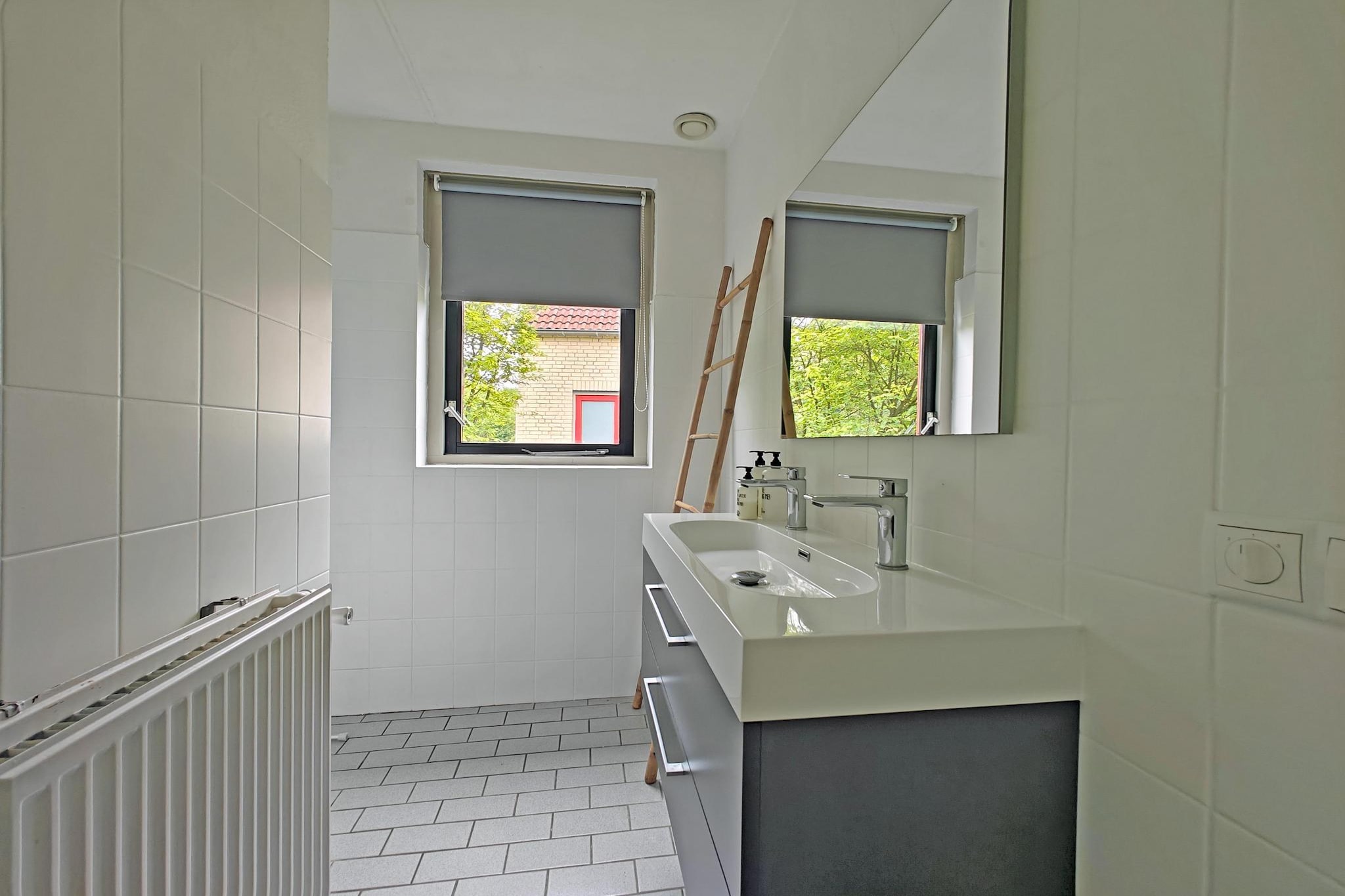 4 - Persons Lakeside Bungalow (copy) (copy)-Badkamer