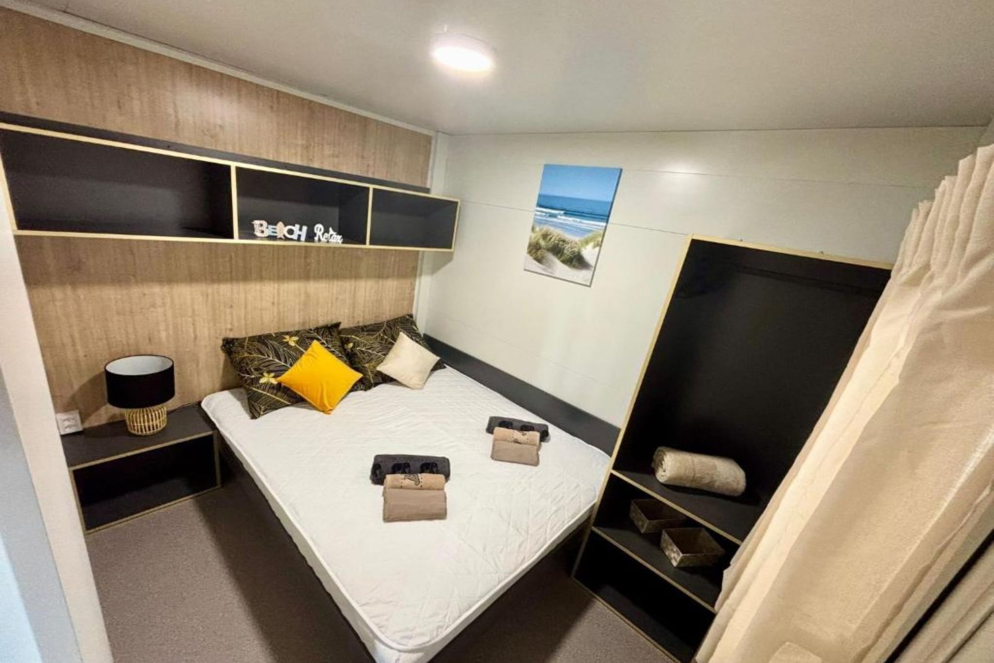 TJ Escape - Mobile Home - Mobile Home With Hot Tub And Terrace-Bedroom