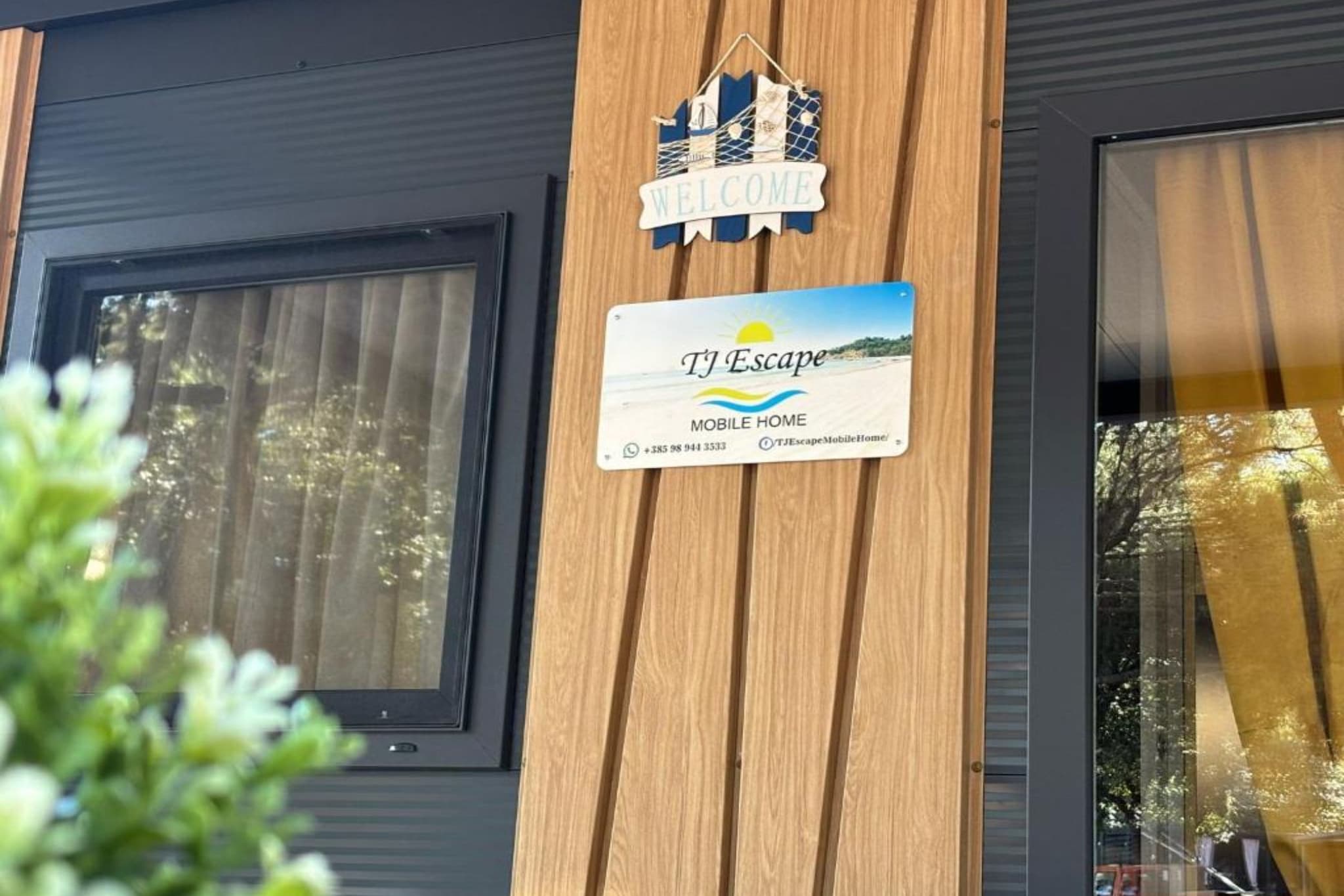TJ Escape - Mobile Home - Mobile Home With Hot Tub And Terrace-Indoor