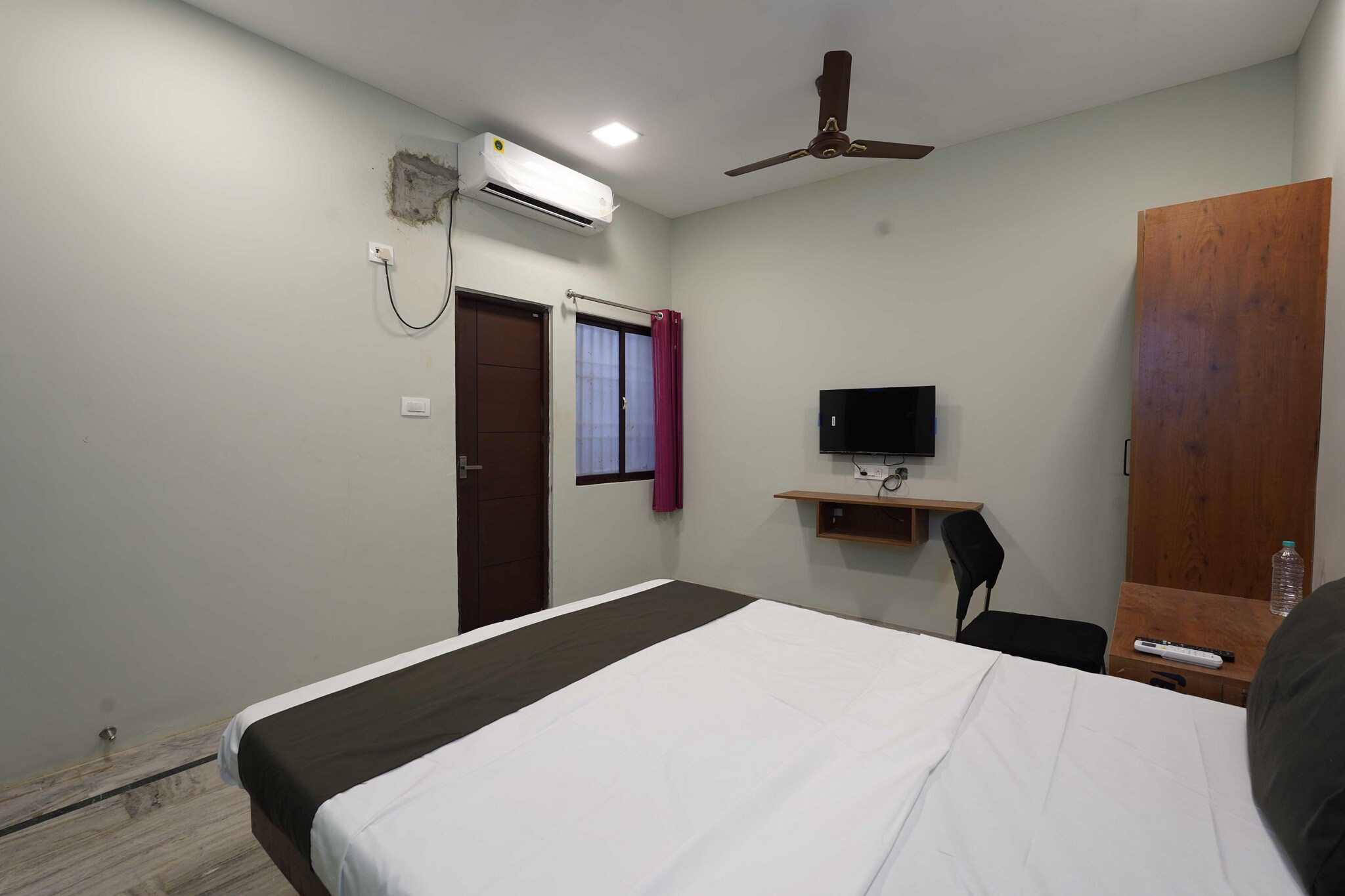 Ground floor: (Living room(TV, dining table, seating area, air conditioning), open kitchen(electric kettle, fridge), bathroom(shower, washbasin, toilet), double bed, TV, seating area, electric kettle, fridge, bathtub or shower, shower, toilet, air conditioning, telephone, shampoo, hot water, Dedicated workspace)\n\nOn the 1st floor: (bedroom(double bed, iron), TV, seating area, electric kettle, fridge, bathtub or shower, shower, toilet, air conditioning, Towels/Sheets (extra fee), telephone, shampoo, body soap)\n\nbalcony, fitness equipment, lift, Dedicated workspace