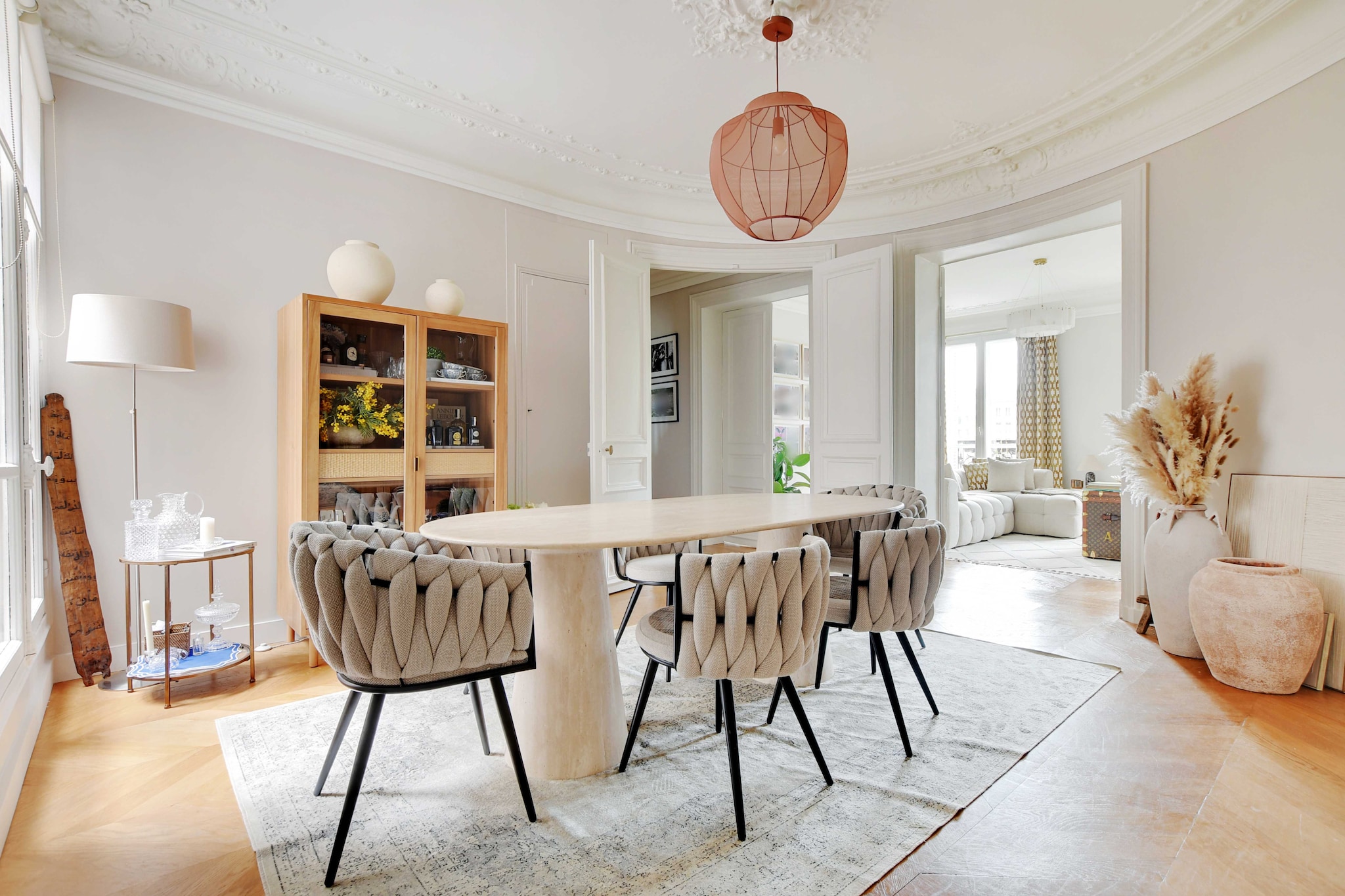 ðŸ“Œ Checkmyguest offers you an elegant Haussmann-style apartment of 100 mÂ², just steps from the Arc de Triomphe and the Champs-Ã‰lysÃ©es, perfect for an unforgettable Parisian stay.
Combining charm, comfort, and an exceptional location, it accommodates up to 4 guests in a refined setting.
An ideal base to explore Paris on foot, surrounded by luxury, culture, and gastronomy.