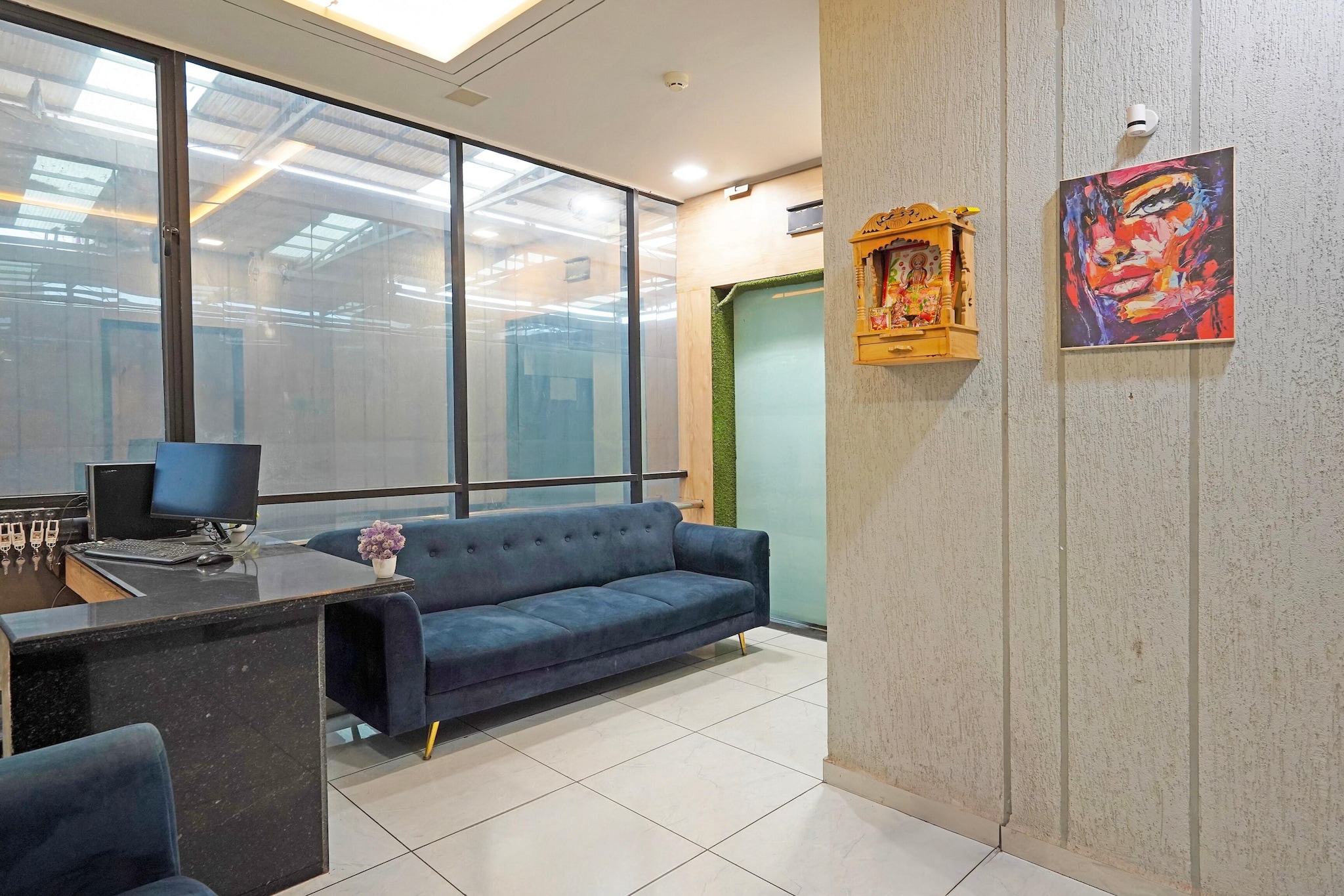 Ground floor: (bedroom(double bed, TV, seating area, air conditioning, Towels incl., telephone), bathroom(bathtub or shower, shower, washbasin, toilet, shampoo, body soap, hot water), lift)