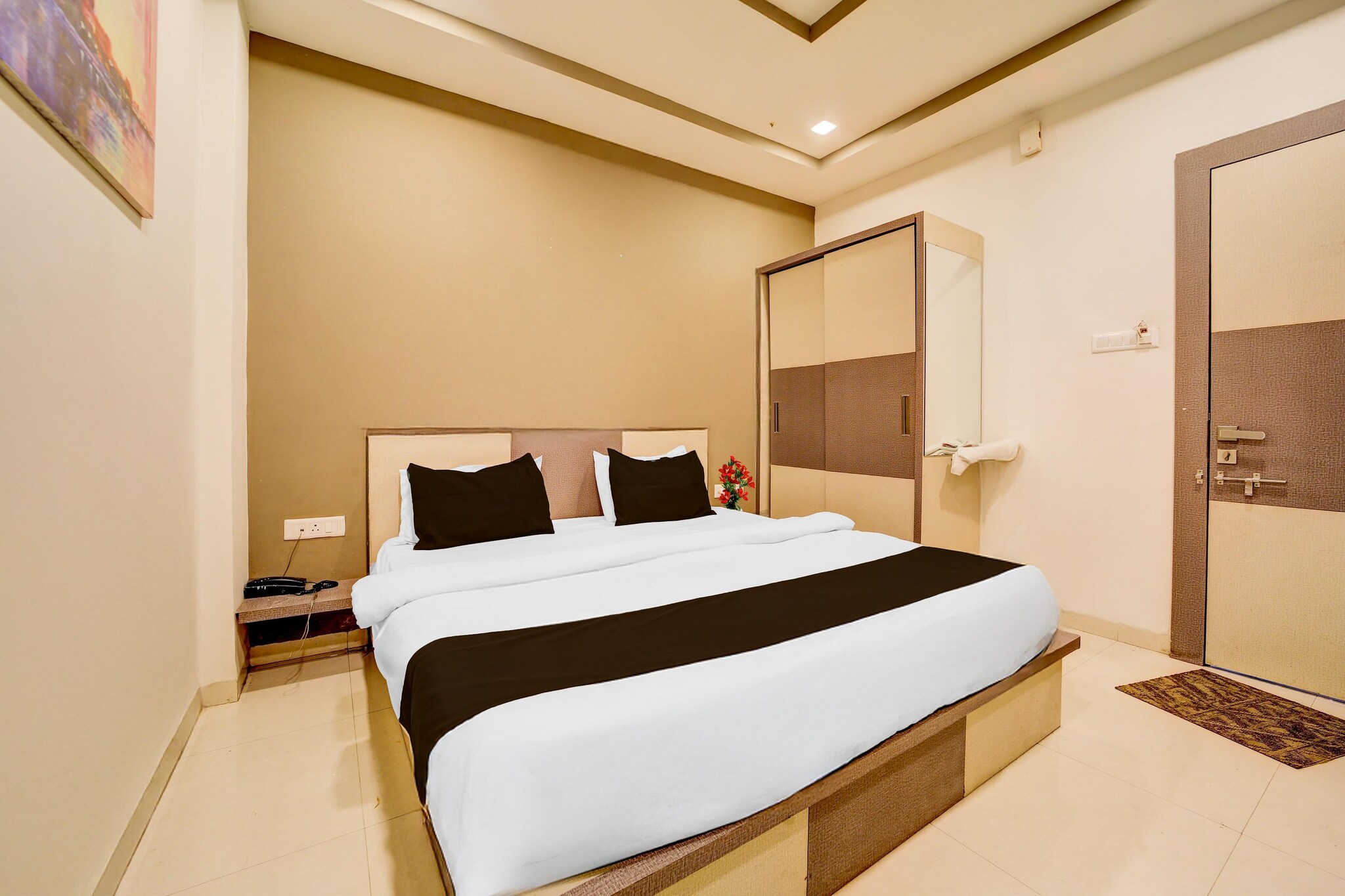 Set within 4.7 km of ISKCON Indore and 7.6 km of Indore Junction Station, Super Townhouse Meghdoot Garden Formerly Urban Elite offers rooms with air conditioning and a private bathroom in Indore. Among the facilities at this property are a shared kitchen and room service, along with free WiFi throughout the property. The hotel features family rooms.

The units at the hotel come with a seating area, a flat-screen TV with satellite channels and a private bathroom with free toiletries and a bath or shower. All guest rooms feature a desk.

Speaking English and Hindi, staff are always on hand to help at the reception.

Rajwada Palace is 8.6 km from Super Townhouse Meghdoot Garden Formerly Urban Elite. Devi Ahilya Bai Holkar Airport is 12 km away.

1. Unmarried couples are warmly welcome at this property.
2. Guests with local ID proof are warmly welcome.
3.Early Check-In Policy: A full dayâ€™s room rate will be charged for check-ins before 6:00 AM. Complimentary early check-in is available between 6:00 AM and 10:00 AM, subject to room availability.
4.Foreign guests are welcome and allowed to stay at this property without any restrictions
Check-in is only available to guests aged 18 and above. Please provide a government-issued ID to confirmÂ yourÂ age.
