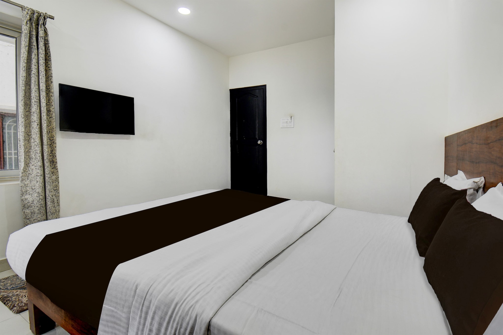 Ground floor: (bedroom(double bed, TV, seating area, air conditioning, telephone), bathroom(bathtub or shower, shower, washbasin, toilet, Towels incl., shampoo, body soap, hot water), lift)