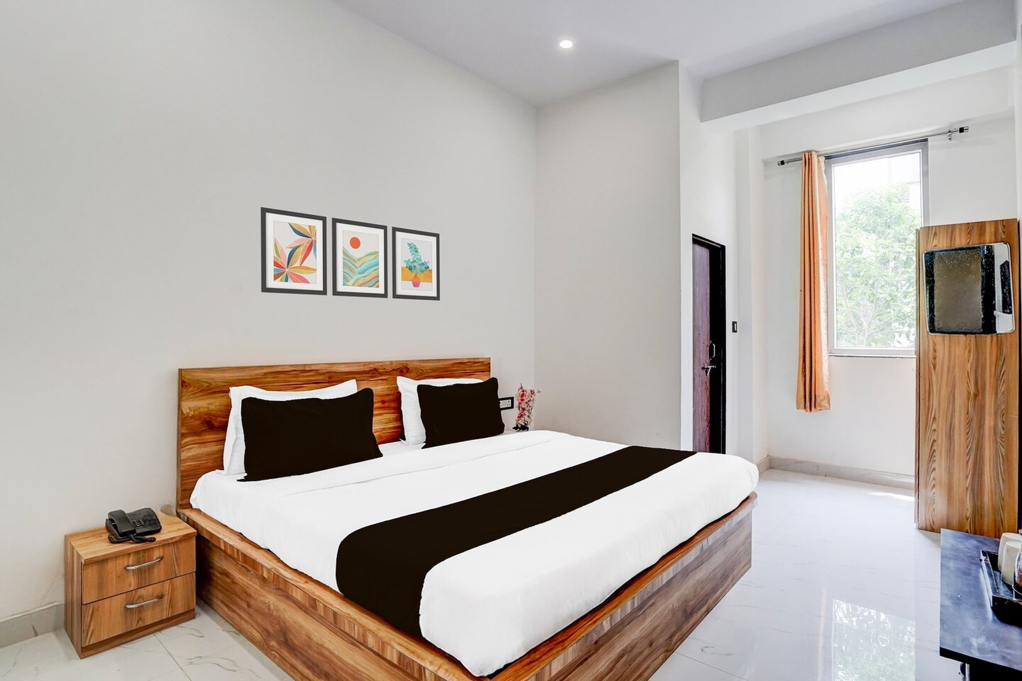 Situated within 6.3 km of Govind Dev Ji Temple and 10 km of Birla Mandir Temple, Jaipur, Super Collection O Iskcon Temple Mansarovar Formerly Chinar Inn features rooms with air conditioning and a private bathroom in Jaipur. This 2-star hotel offers room service, a 24-hour front desk and free WiFi. The hotel has family rooms.

The rooms at the hotel are fitted with a seating area, a flat-screen TV with satellite channels and a private bathroom with free toiletries and a bath or shower. All rooms have a desk.

Jaipur Railway Station is 10 km from Super Collection O Iskcon Temple Mansarovar Formerly Chinar Inn, while City Palace is 13 km from the property. Jaipur International Airport is 5 km away.

1. Unmarried couples are warmly welcome at this property.
2. Guests with local ID proof are warmly welcome.
3.Early Check-In Policy: A full dayâ€™s room rate will be charged for check-ins before 6:00 AM. Complimentary early check-in is available between 6:00 AM and 10:00 AM, subject to room availability.
4.Foreign guests are welcome and allowed to stay at this property without any restrictions
Check-in is only available to guests aged 18 and above. Please provide a government-issued ID to confirmÂ yourÂ age.

