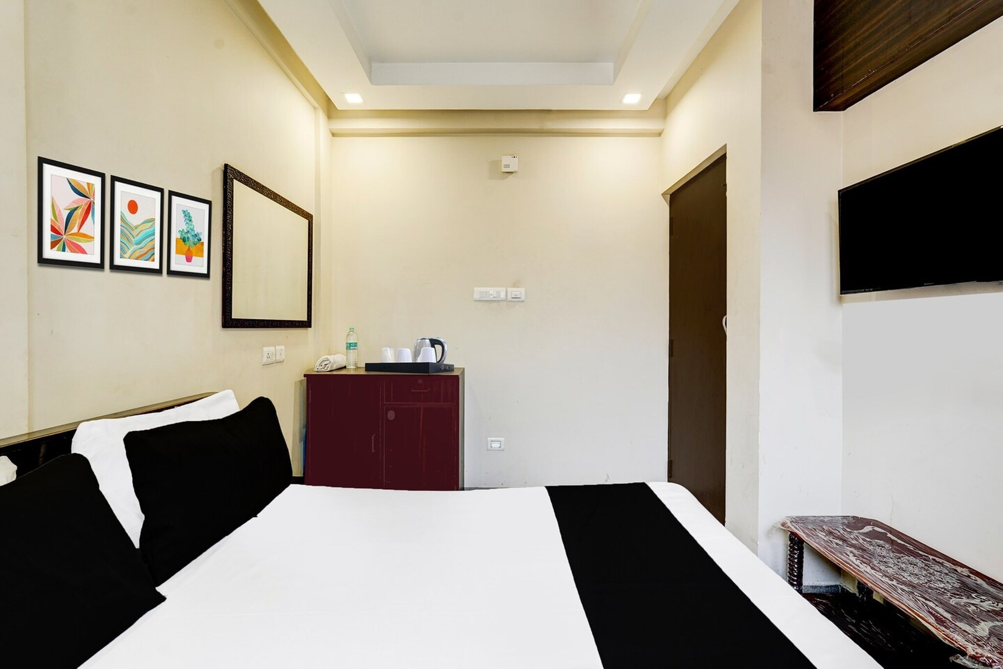 Located in the centre of Chennai, 1.3 km from Marina Beach, Super Hotel O MA Chidambaram Stadium Formerly Sarvanas Park provides air-conditioned rooms and free WiFi. The property is set 200 metres from Ma Chidambaram Stadium, 2.6 km from Fort Museum and 2.8 km from Chennai Central Railway Station. The accommodation offers room service, a 24-hour front desk and luggage storage for guests.
Guest rooms at the hotel are equipped with a seating area, a flat-screen TV with satellite channels and a private bathroom with free toiletries and a bath or shower. All units include a desk.
Spencer Plaza Mall is 3.1 km from Super Hotel O MA Chidambaram Stadium Formerly Sarvanas Park, while Government Museum Chennai is 3.8 km away. Chennai International Airport is 15 km from the property.
1. Unmarried couples are warmly welcome at this property.
2. Guests with local ID proof are warmly welcome.
3.Early Check-In Policy: A full day’s room rate will be charged for check-ins before 6:00 AM. Complimentary early check-in is available between 6:00 AM and 10:00 AM, subject to room availability.
4.Foreign guests are welcome and allowed to stay at this property without any restrictions
Check-in is only available to guests aged 18 and above. Please provide a government-issued ID to confirm your age.