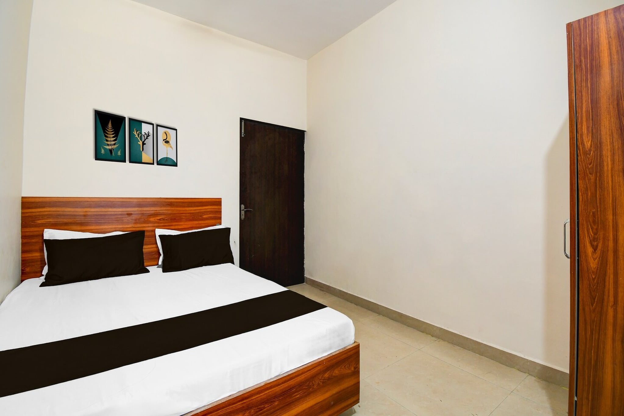 Set within 600 metres of Sri Sankata Mochan Hanuman Temple and 1.1 km of Assi Ghat, Hotel O BHU Campus offers rooms with air conditioning and a private bathroom in Varanasi. This 3-star hotel offers room service, a 24-hour front desk and free WiFi. The hotel has family rooms.

All guest rooms at the hotel come with a seating area, a flat-screen TV with satellite channels and a private bathroom with free toiletries and a bath or shower. Guest rooms feature a desk.

Banaras Hindu University is 2.3 km from Hotel O BHU Campus, while Harishchandra Ghat is 2.5 km from the property. Lal Bahadur Shastri International Airport is 30 km away.

No Unmarried Couples: Weâ€™re sorry, but we are unable to accommodate unmarried couples at this property.
Guests with local ID proof are warmly welcome.
Apologies, but we are currently unable to host foreign nationals at this property.
Early Check-In Policy: A full dayâ€™s room rate will be charged for check-ins before 6:00 AM. Complimentary early check-in is available between 6:00 AM and 10:00 AM, subject to room availability.
 
Check-in is only available to guests aged 18 and above. Please provide a government-issued ID to confirm your age.

