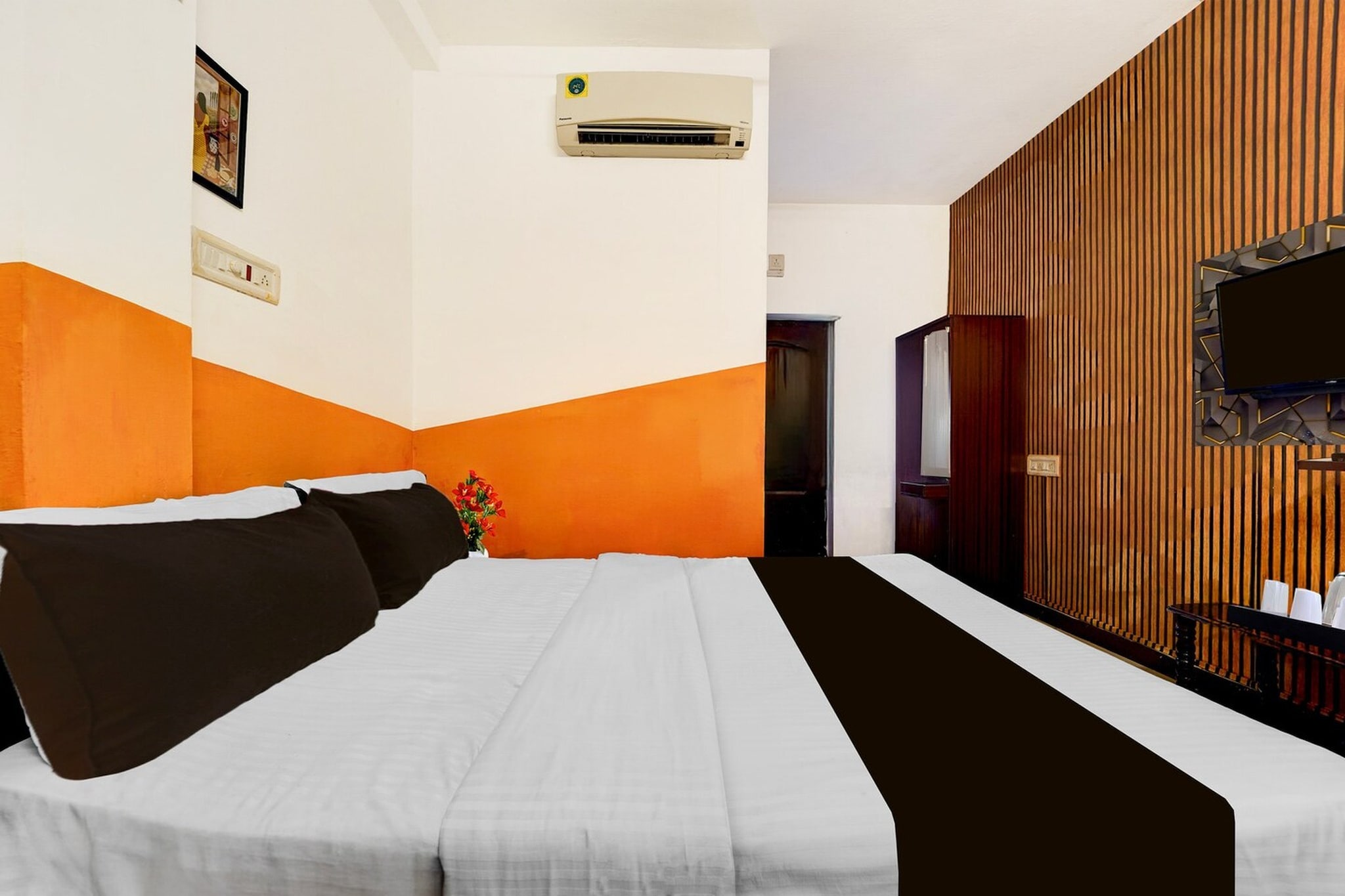 Located within 4.3 km of Codissia Trade Fair Complex and 12 km of Coimbatore Junction, Super Hotel O Coimbatore International Airport East Zone provides rooms with air conditioning and a private bathroom in Coimbatore. With free WiFi, this 3-star hotel offers room service and a 24-hour front desk. The property is non-smoking and is situated 14 km from Podanur Junction.

Guest rooms at the hotel are equipped with a seating area, a flat-screen TV with satellite channels and a private bathroom with free toiletries and a bath or shower. All rooms include a desk.

Coimbatore International Airport is 2 km away.

Unmarried couples are warmly welcome at this property.
2. Guests with local ID proof are warmly welcome.
3.Early Check-In Policy: A full dayâ€™s room rate will be charged for check-ins before 6:00 AM. Complimentary early check-in is available between 6:00 AM and 10:00 AM, subject to room availability.
4.Foreign guests are welcome and allowed to stay at this property without any restrictions
Check-in is only available to guests aged 18 and above. Please provide a government-issued ID to confirmÂ yourÂ age.

