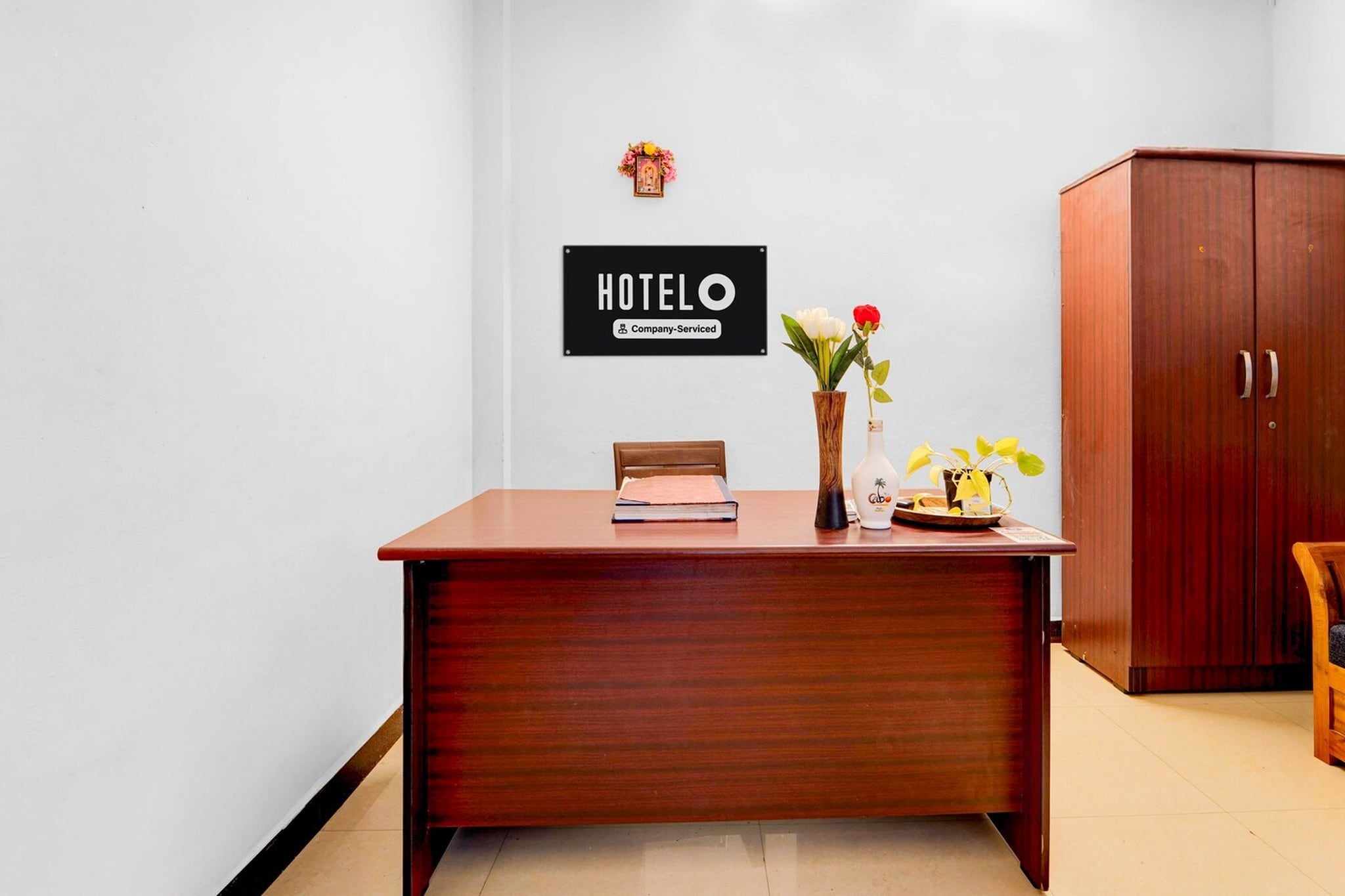 Ground floor: (bedroom(double bed, TV, seating area, air conditioning, telephone), bathroom(bathtub or shower, shower, washbasin, toilet, Towels incl., shampoo, body soap, hot water), parking, Laundry Package incl.)