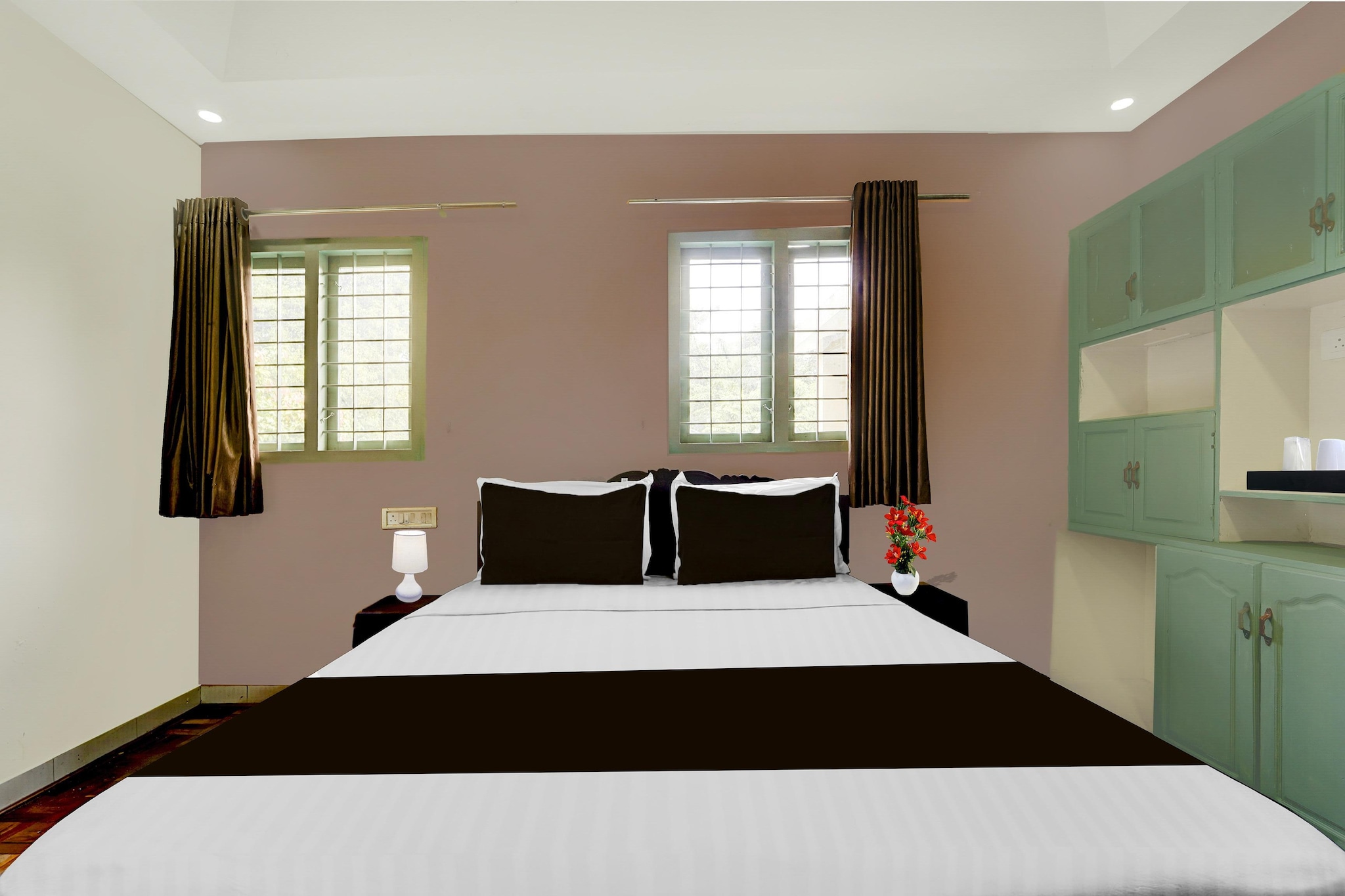 Ground floor: (bedroom(double bed, TV, seating area, air conditioning, telephone), bathroom(bathtub or shower, shower, washbasin, toilet, Towels incl., shampoo, body soap, hot water))