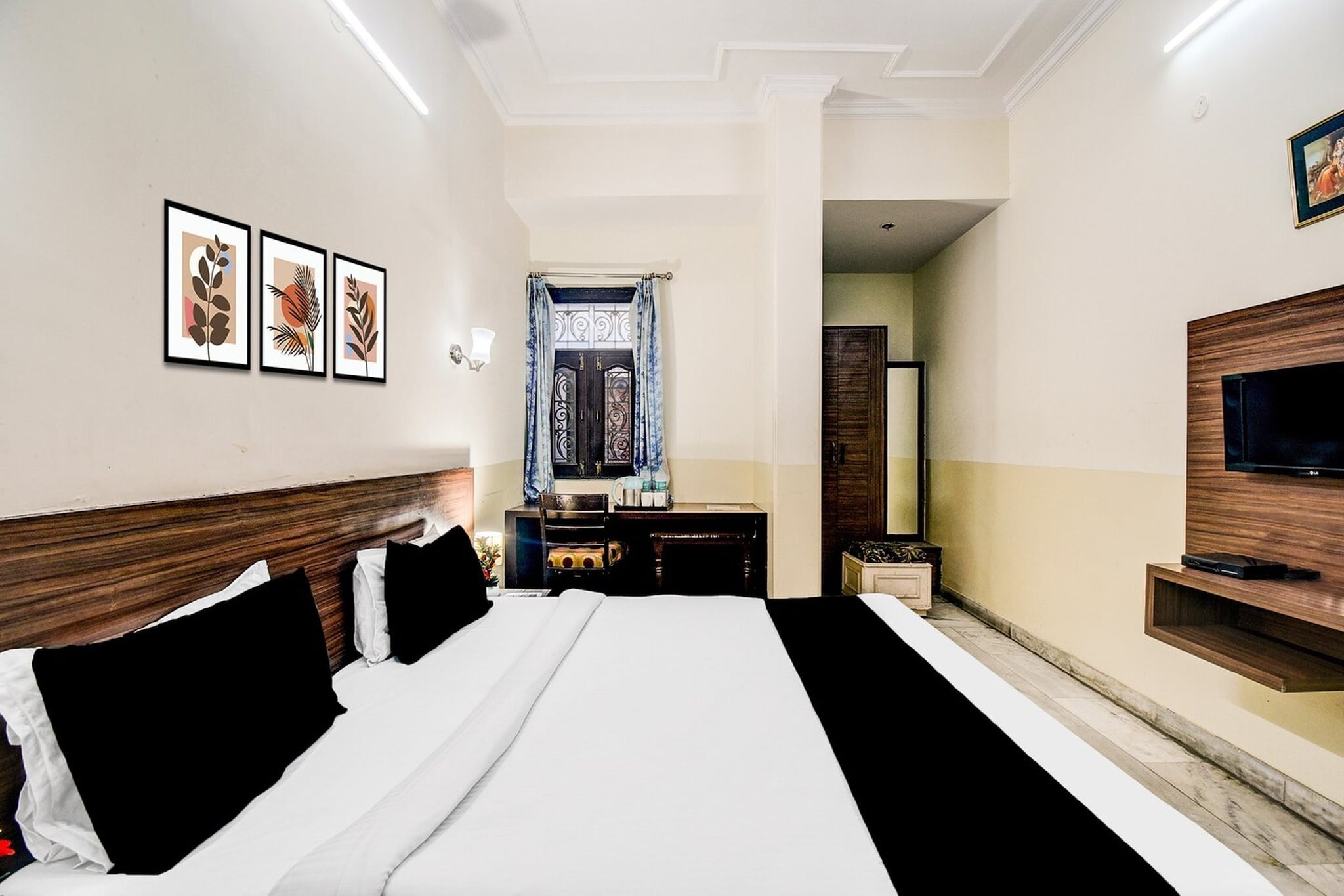 Situated within 1.6 km of Birla Mandir Temple, Jaipur and 4.2 km of Hawa Mahal - Palace of Winds, Collection O Raja Park Jaipur Formerly Maan Heritage features rooms with air conditioning and a private bathroom in Jaipur. Among the facilities of this property are a restaurant, a shared kitchen and a shared lounge, along with free WiFi throughout the property. The accommodation provides room service and a 24-hour front desk for guests.

The rooms at the hotel are fitted with a seating area, a flat-screen TV with satellite channels and a private bathroom with free toiletries and a bath or shower. All rooms have a desk.

Jantar Mantar, Jaipur is 4.9 km from Collection O Raja Park Jaipur Formerly Maan Heritage, while City Palace is 5.1 km from the property. Jaipur International Airport is 9 km away.

Unmarried couples are warmly welcome at this property.
Guests with local ID proof are warmly welcome.
Early Check-In Policy: A full dayâ€™s room rate will be charged for check-ins before 6:00 AM. Complimentary early check-in is available between 6:00 AM and 10:00 AM, subject to room availability.
Check-in is only available to guests aged 18 and above. Please provide a government-issued ID to confirmÂ yourÂ age.
