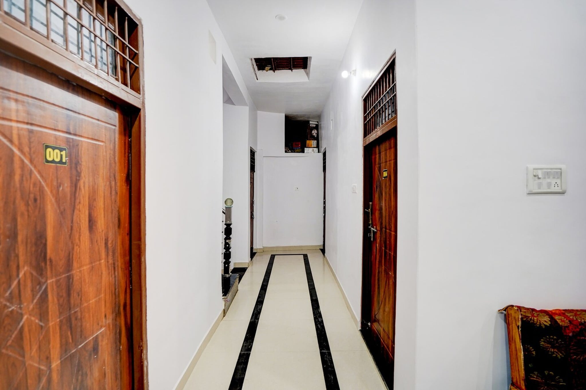 Ground floor: (bedroom(double bed, TV, seating area, air conditioning, lift, Towels incl., telephone), bathroom(bathtub or shower, shower, washbasin, toilet, shampoo, body soap, hot water))