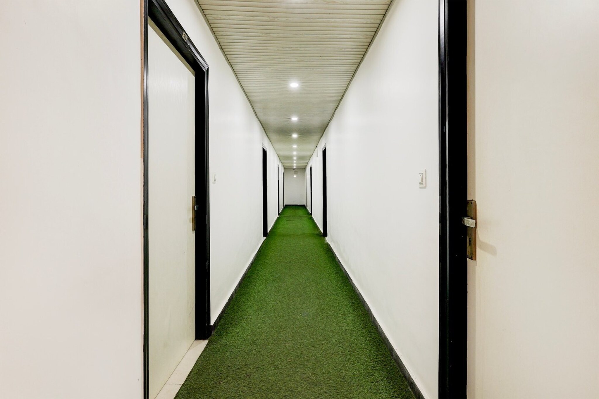 Ground floor: (bedroom(double bed, TV, seating area, air conditioning, Towels incl., telephone), bathroom(bathtub or shower, shower, washbasin, toilet, shampoo, body soap, hot water), Parking, lift)