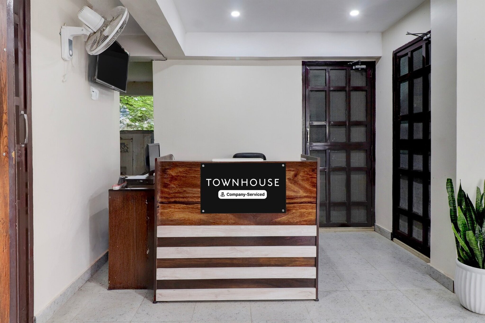 Ground floor: (bedroom(double bed, TV, seating area, air conditioning, Towels incl., telephone), bathroom(bathtub or shower, shower, washbasin, toilet, shampoo, body soap, hot water))