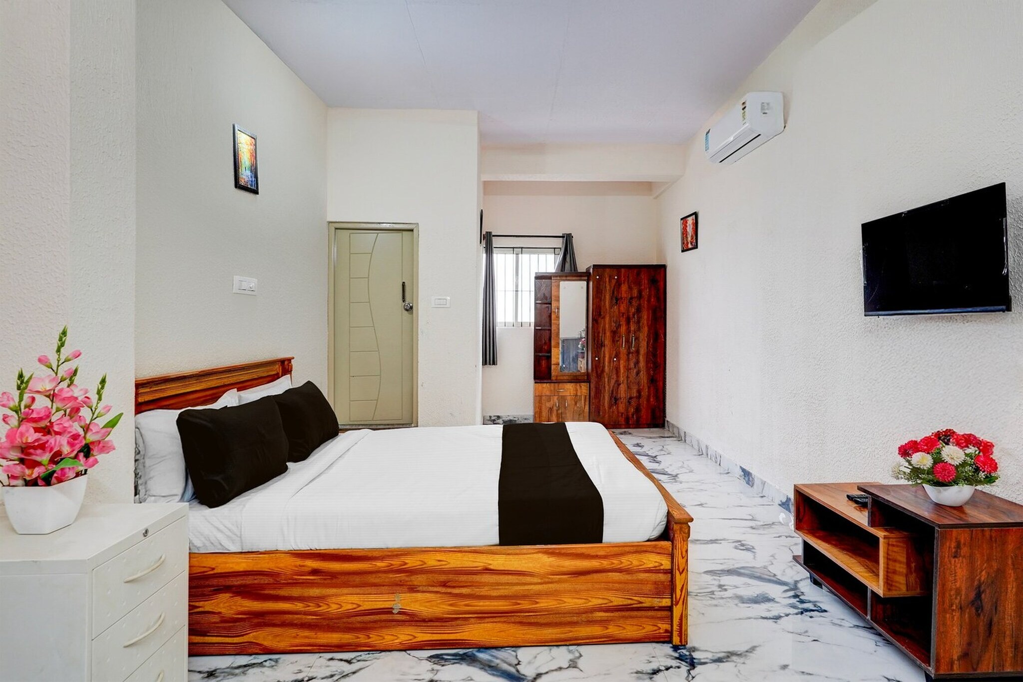 Located within 14 km of Indian Institute of Science, Bangalore and 14 km of Yeswanthpur Railway Station, Super Collection O Madavara Metro Station Formerly APS Heritage provides rooms with air conditioning and a private bathroom in Chik BÄnavar. With free WiFi, this 3-star hotel offers room service and a 24-hour front desk. The hotel features family rooms.
All units at the hotel are equipped with a seating area, a flat-screen TV with satellite channels and a private bathroom with free toiletries and a bath or shower. All rooms include a desk.
Bangalore City Railway Station is 18 km from Super Collection O Madavara Metro Station Formerly APS Heritage, while Bangalore Palace is 18 km away. Kempegowda International Airport is 39 km from the property.
Unmarried couples are warmly welcome at this property.
Guests with local ID proof are warmly welcome.
Early Check-In Policy: A full day’s room rate will be charged for check-ins before 6:00 AM. Complimentary early check-in is available between 6:00 AM and 10:00 AM, subject to room availability.
Check-in is only available to guests aged 18 and above. Please provide a government-issued ID to confirm your age.