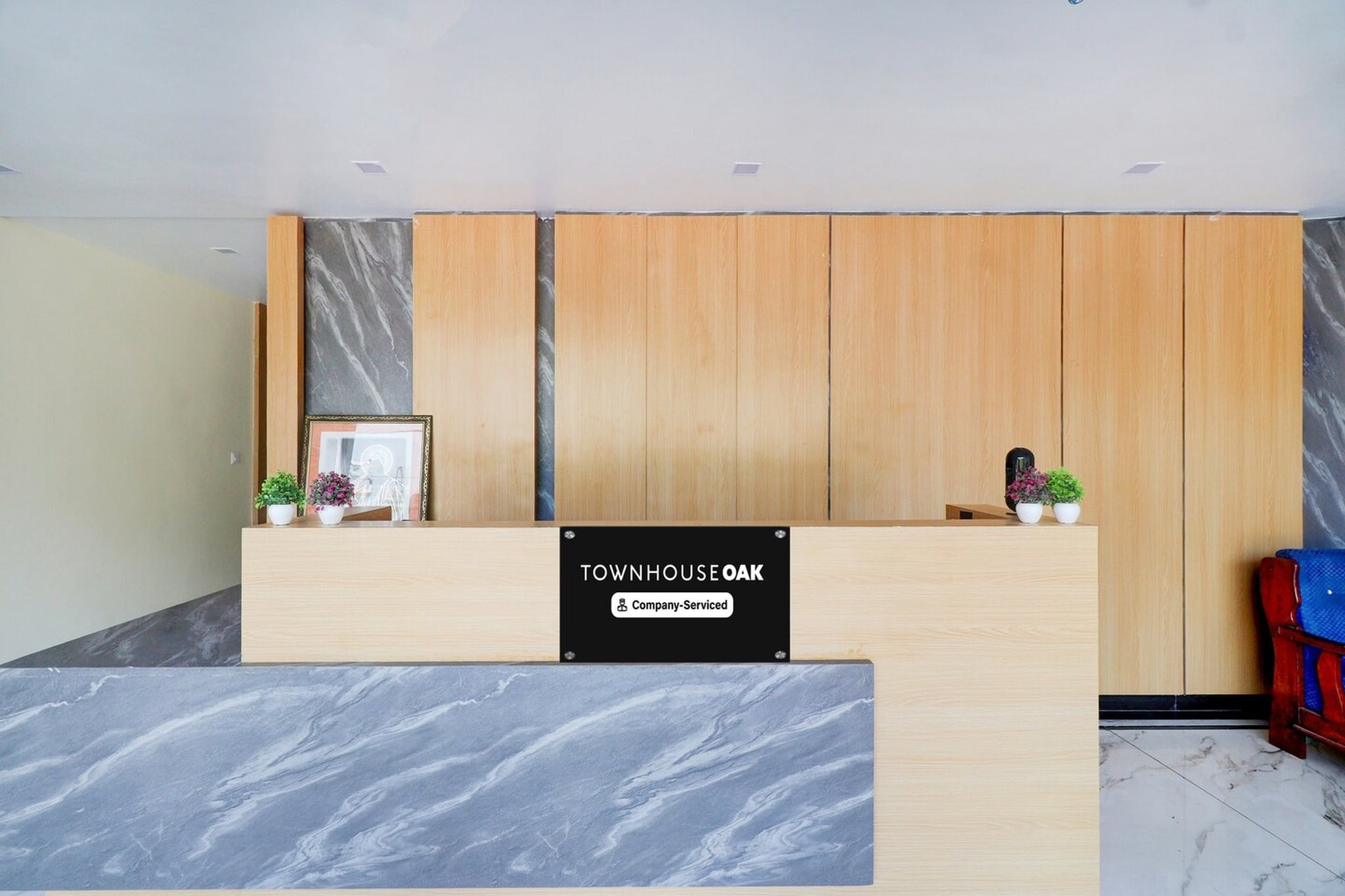 Ground floor: (bedroom(double bed, TV, seating area, air conditioning, Towels incl., telephone), bathroom(bathtub or shower, shower, washbasin, toilet, shampoo, body soap, hot water), Parking, swimming pool(shared with other guests), lift, Laundry Package incl.)