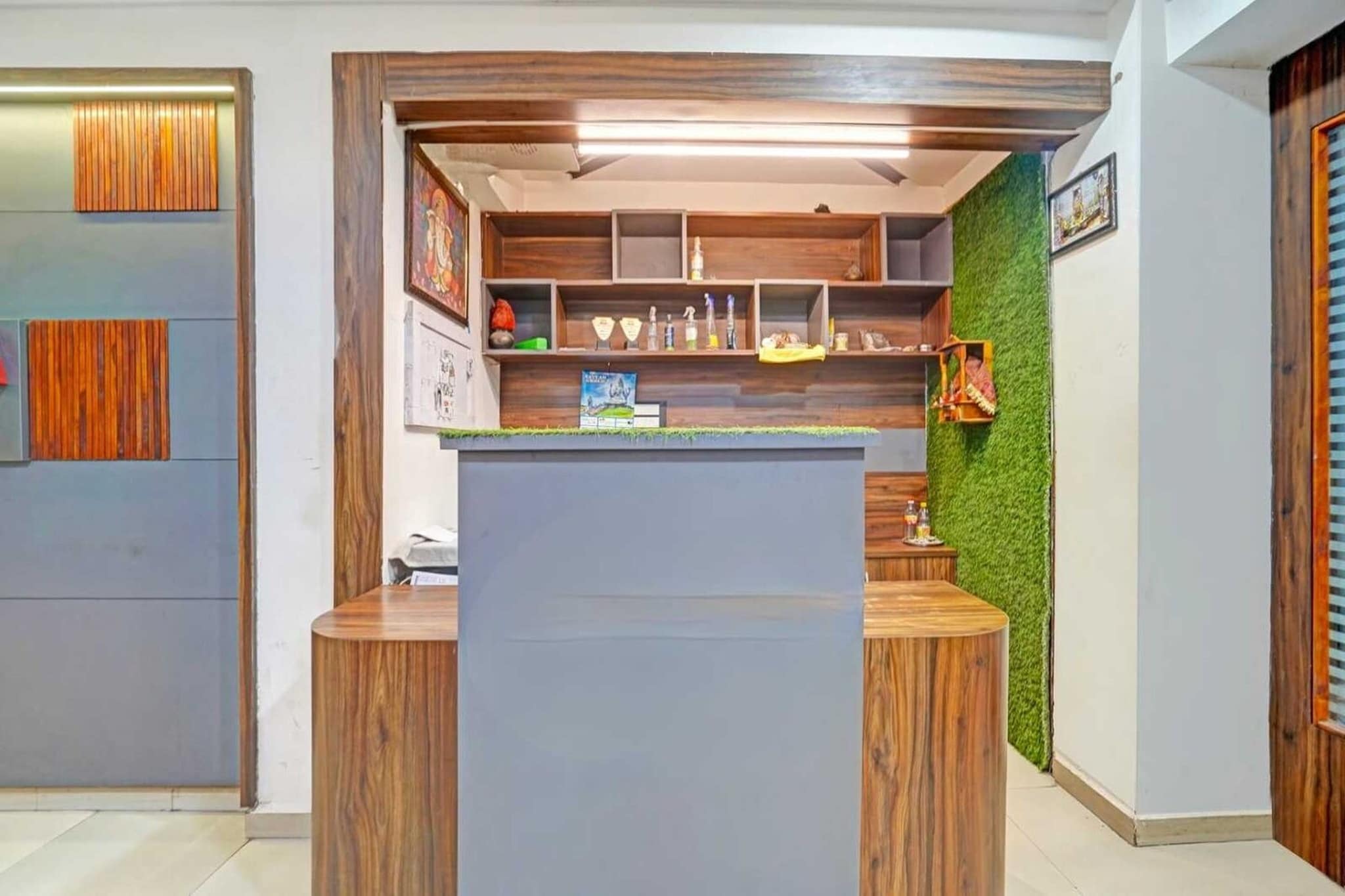 Ground floor: (bedroom(double bed, TV, seating area, air conditioning, Towels incl., telephone), bathroom(bathtub or shower, shower, washbasin, toilet, shampoo, body soap, hot water))