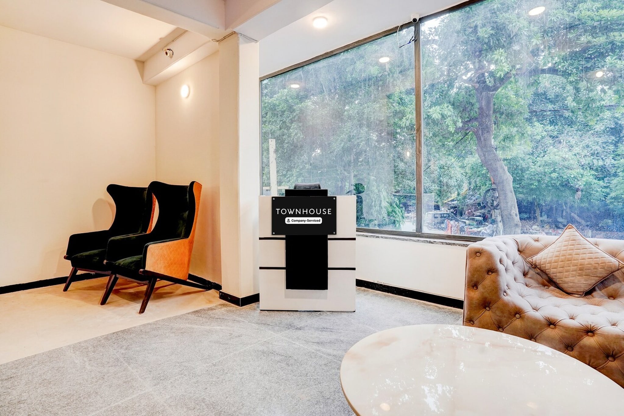 Ground floor: (bedroom(double bed, TV, seating area, air conditioning, Towels incl., telephone), bathroom(bathtub or shower, shower, washbasin, toilet, shampoo, body soap, hot water), lift)