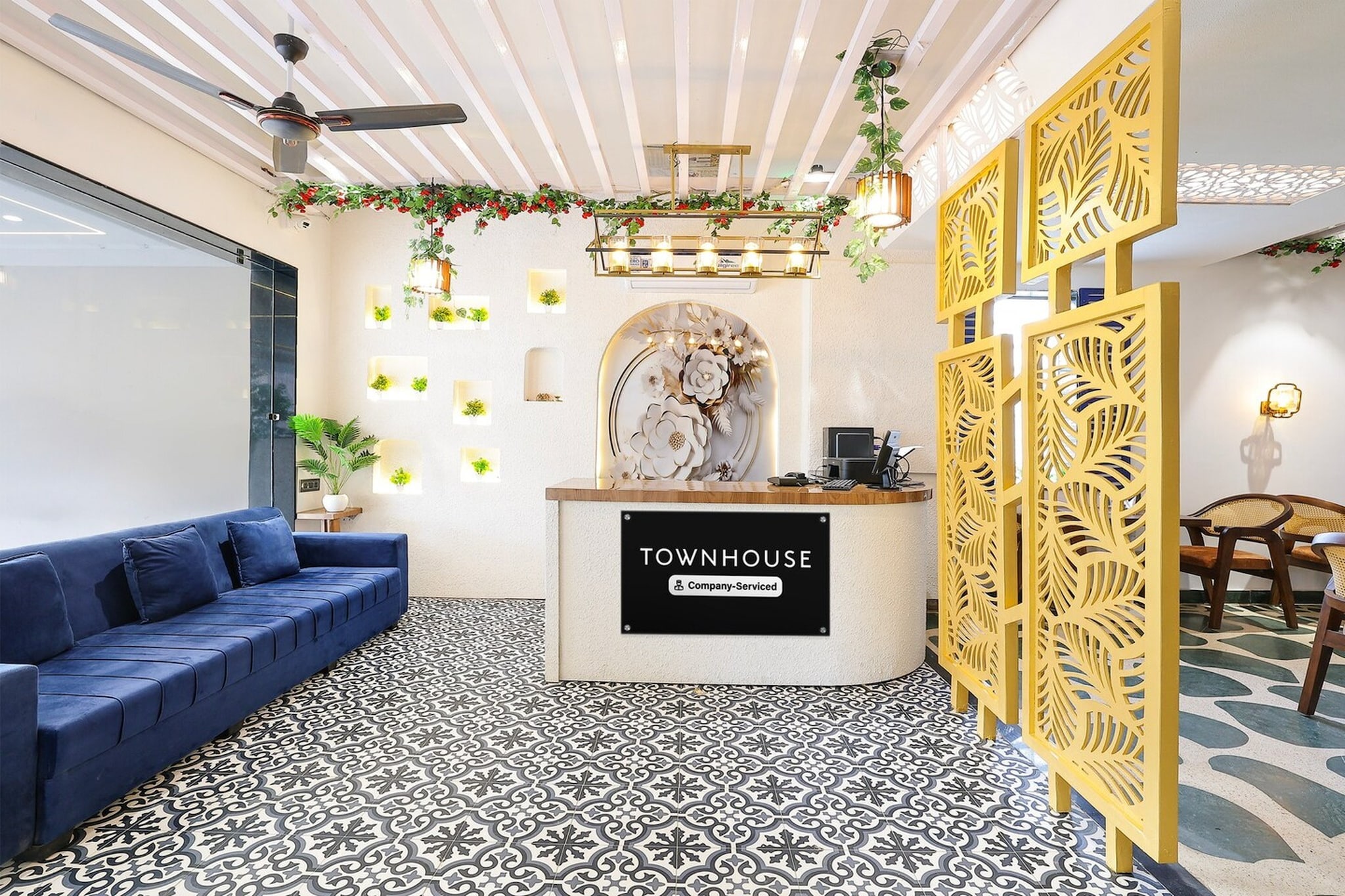 Ground floor: (bedroom(double bed, TV, seating area, air conditioning, Towels incl., telephone), bathroom(bathtub or shower, shower, washbasin, toilet, shampoo, body soap, hot water), lift)