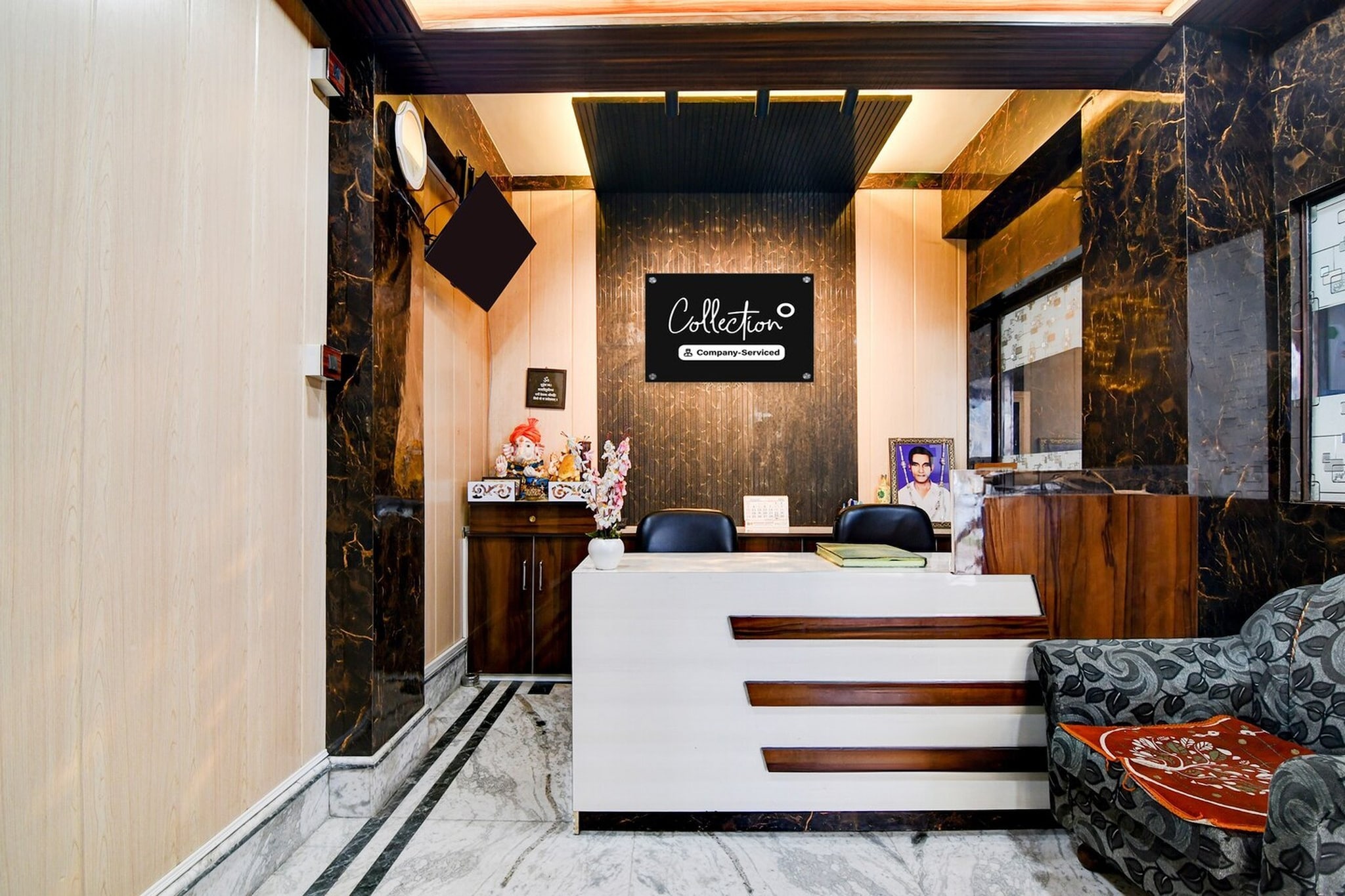 Ground floor: (bedroom(double bed, TV, seating area, air conditioning, Towels incl., telephone), bathroom(bathtub or shower, shower, washbasin, toilet, shampoo, body soap, hot water), lift)