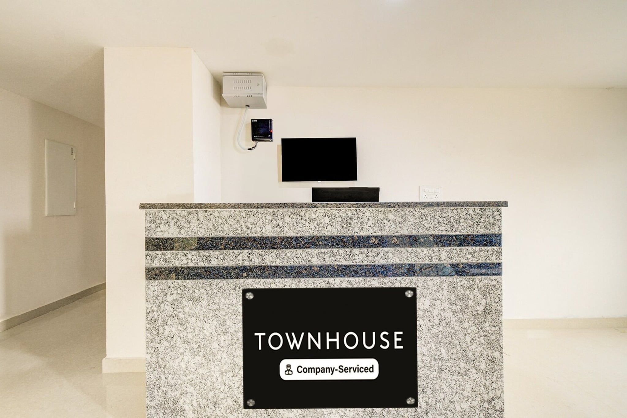 Ground floor: (bedroom(double bed, TV, seating area, air conditioning, Towels incl., telephone), bathroom(bathtub or shower, shower, washbasin, toilet, shampoo, body soap, hot water), lift)