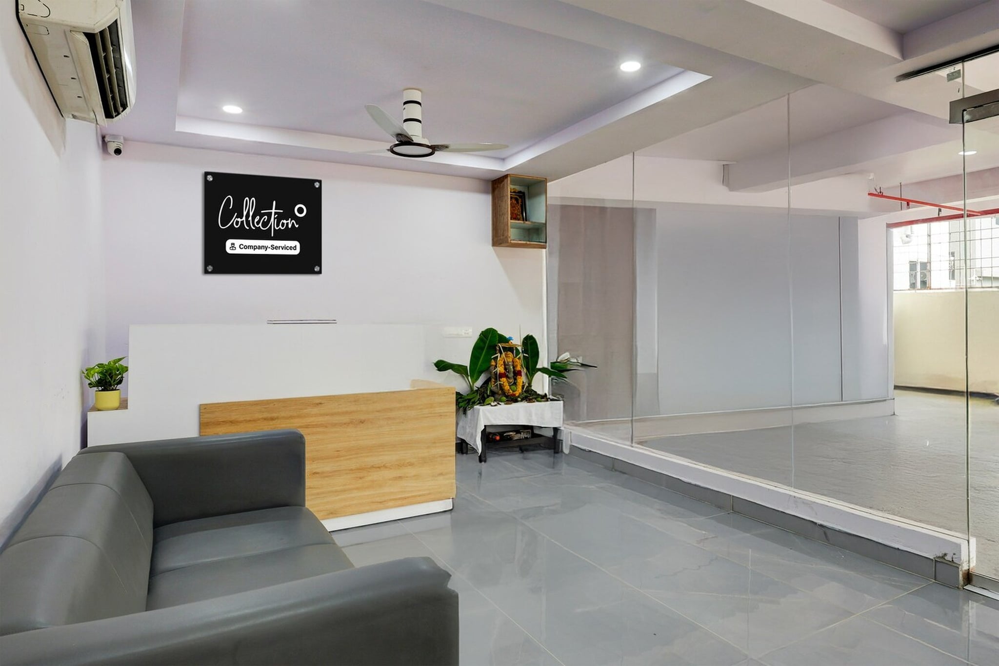 Ground floor: (bedroom(double bed, TV, seating area, air conditioning, Towels incl., telephone), bathroom(bathtub or shower, shower, washbasin, toilet, shampoo, body soap, hot water))