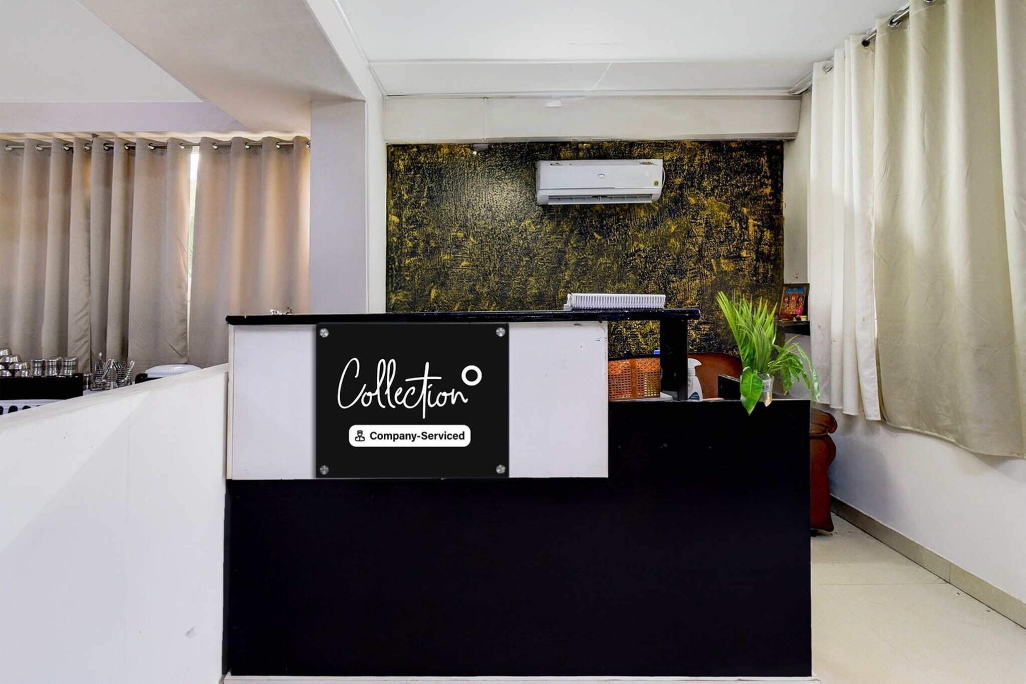 Ground floor: (bedroom(double bed, TV, seating area, air conditioning, Towels incl., telephone), bathroom(bathtub or shower, shower, washbasin, toilet, shampoo, body soap, hot water))