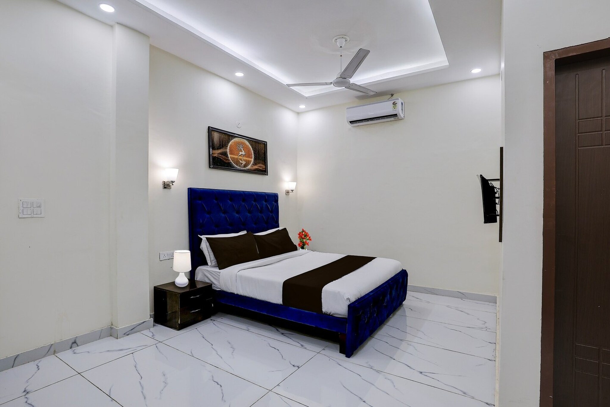 Set within 28 km of Gun Hill Point, Mussorie and 2.8 km of Dehradun Station, Hotel O Clock Tower Dehradun Formerly Dooncity Suites offers rooms with air conditioning and a private bathroom in Dehradun. This 3-star hotel offers room service, a 24-hour front desk and free WiFi. The property is non-smoking and is situated 3.2 km from Dehradun Clock Tower.
All guest rooms at the hotel come with a seating area, a flat-screen TV with satellite channels and a private bathroom with free toiletries and a bath or shower. The rooms feature a desk.
Indian Military Academy is 5.6 km from Hotel O Clock Tower Dehradun Formerly Dooncity Suites, while Landour Clock Tower is 28 km from the property. Dehradun Airport is 24 km away.
Unmarried couples are warmly welcome at this property.
Guests with local ID proof are warmly welcome.
Early Check-In Policy: A full day’s room rate will be charged for check-ins before 6:00 AM. Complimentary early check-in is available between 6:00 AM and 10:00 AM, subject to room availability.
Check-in is only available to guests aged 18 and above. Please provide a government-issued ID to confirm your age.