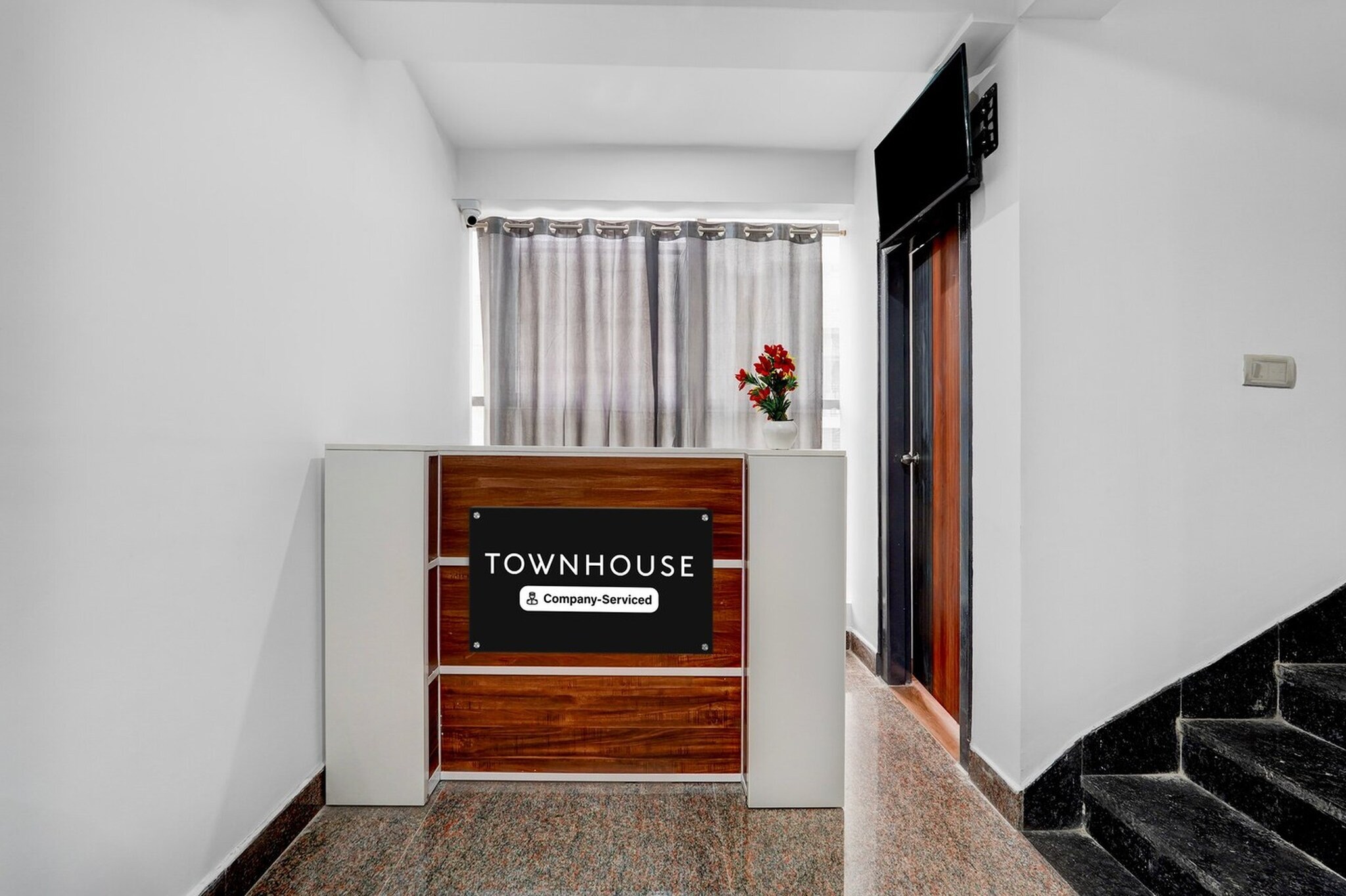 Ground floor: (bedroom(double bed, TV, seating area, air conditioning, Towels incl., telephone), bathroom(bathtub or shower, shower, washbasin, toilet, shampoo, body soap, hot water))