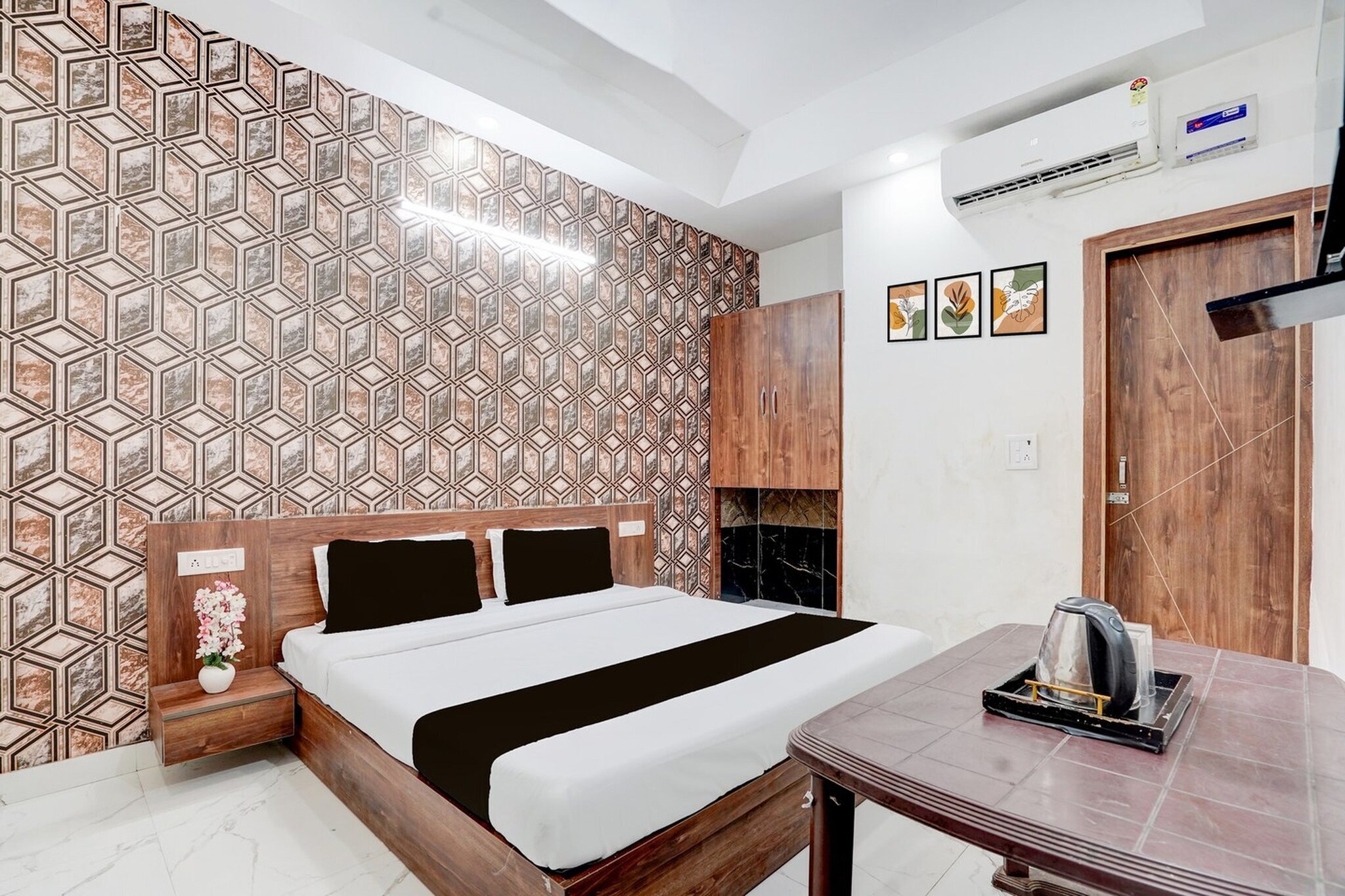 Situated within 46 km of WorldMark Gurgaon and 48 km of Tughlaqabad Fort, Collection O Palwal-Aligarh Crossway Formerly Hotel Kadamb features rooms with air conditioning and a private bathroom in Palwal. This 3-star hotel offers room service, a 24-hour front desk and free WiFi. The hotel has family rooms.
All rooms at the hotel are fitted with a seating area, a flat-screen TV with satellite channels and a private bathroom with free toiletries and a bath or shower. Guest rooms have a desk.
Delhi International Airport is 64 km from the property.
Unmarried couples are warmly welcome at this property.
Guests with local ID proof are warmly welcome.
Early Check-In Policy: A full day’s room rate will be charged for check-ins before 6:00 AM. Complimentary early check-in is available between 6:00 AM and 10:00 AM, subject to room availability.
Check-in is only available to guests aged 18 and above. Please provide a government-issued ID to confirm your age.