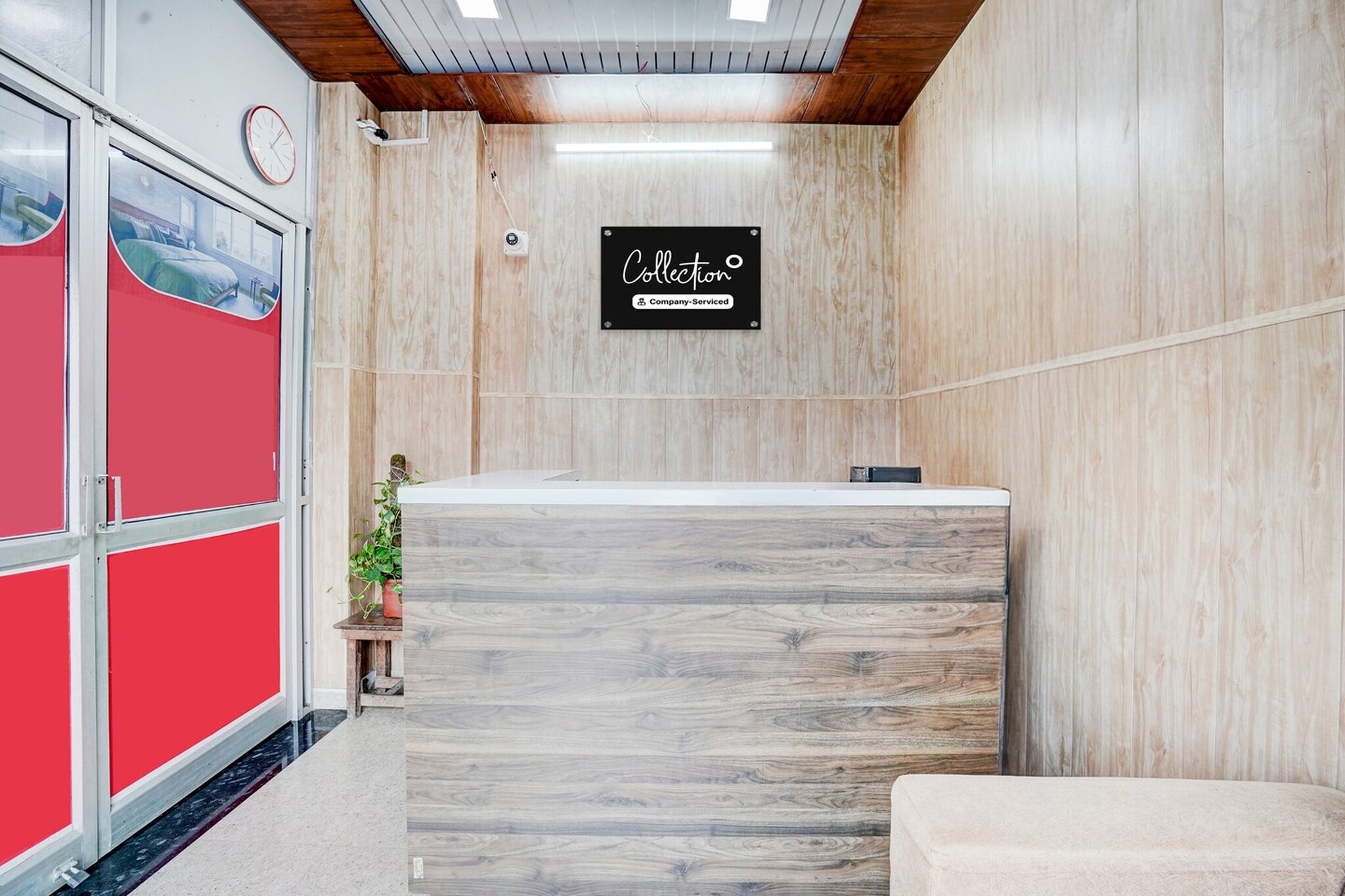 Ground floor: (bedroom(double bed, TV, seating area, air conditioning, Towels incl., telephone), bathroom(bathtub or shower, shower, washbasin, toilet, shampoo, body soap, hot water))