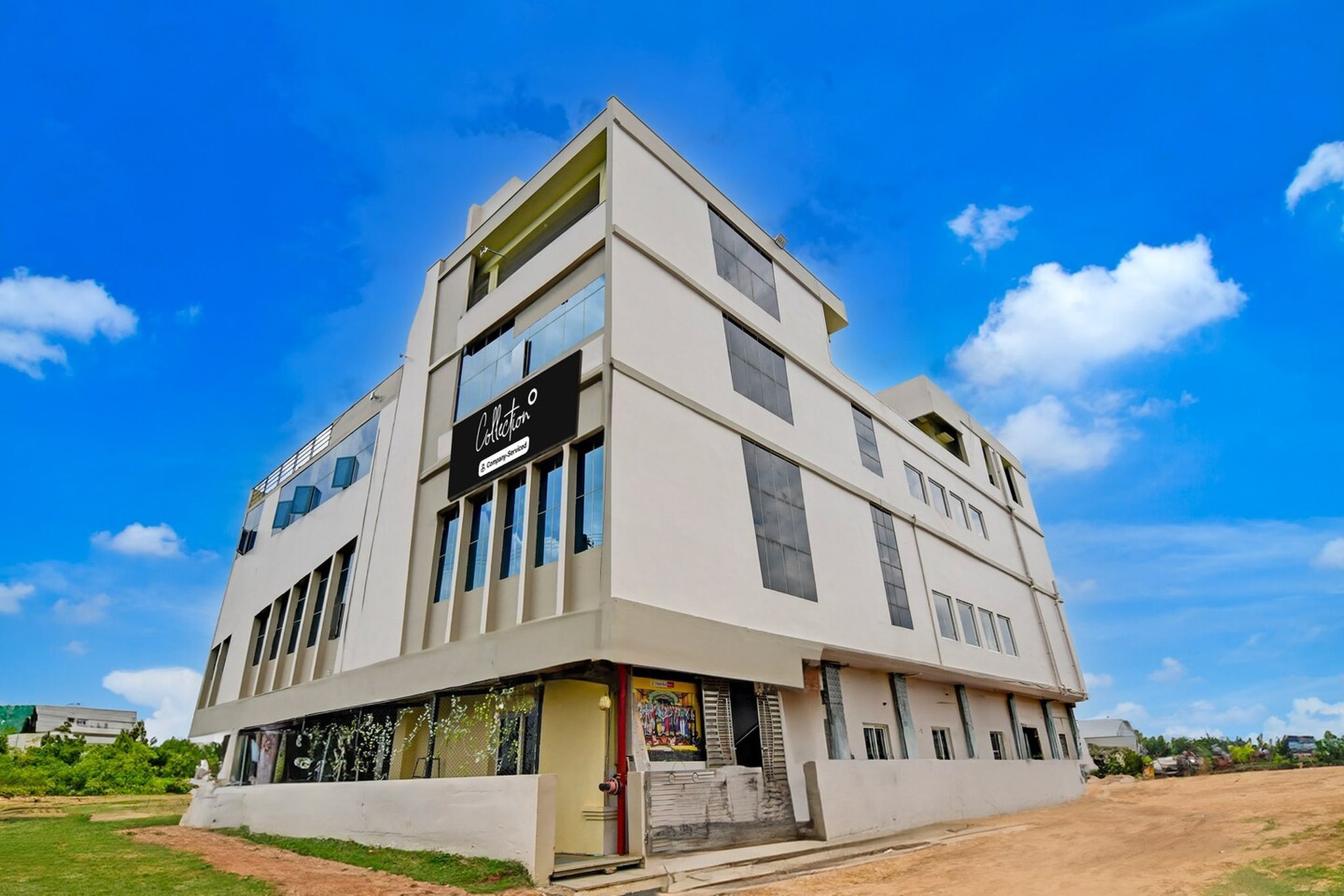 Ground floor: (bedroom(double bed, TV, seating area, air conditioning, Towels incl., telephone), bathroom(bathtub or shower, shower, washbasin, toilet, shampoo, body soap, hot water))