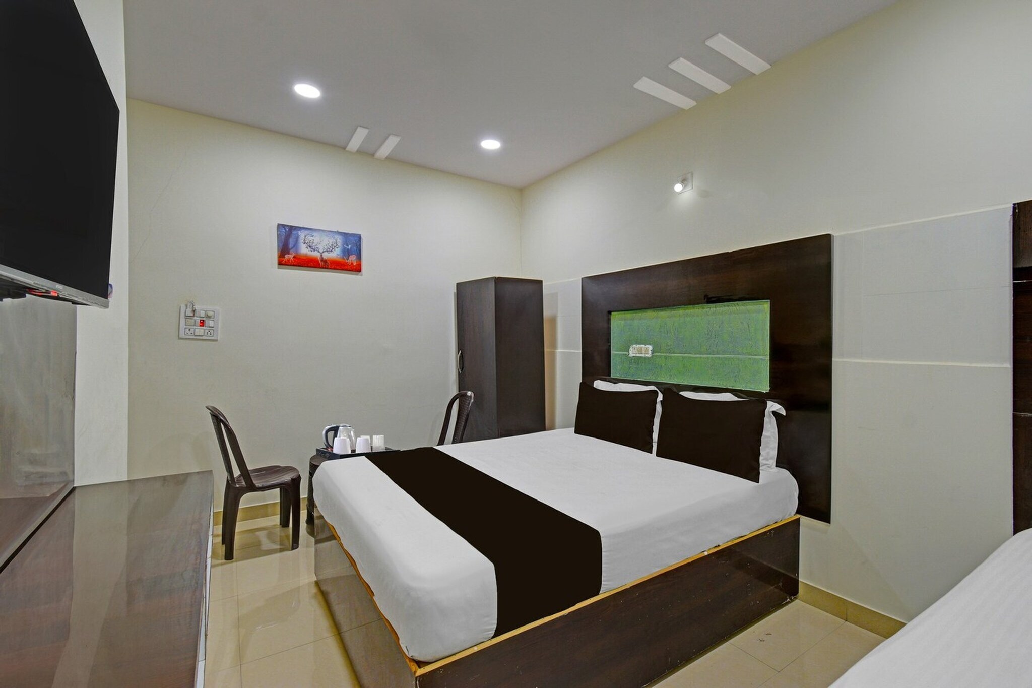 Located within 5.5 km of Charminar and 5.7 km of Mecca Masjid, Hotel O Priyadarshini Park Formerly Everest Inn provides rooms with air conditioning and a private bathroom in Hyderabad. With free WiFi, this 3-star hotel offers room service and a 24-hour front desk. The hotel features family rooms.

All units at the hotel are equipped with a seating area, a flat-screen TV with satellite channels and a private bathroom with free toiletries and a bath or shower. Guest rooms include a desk.

Chowmahalla Palace is 6 km from Hotel O Priyadarshini Park Formerly Everest Inn, while AP State Archaeology Museum is 9.1 km away. Rajiv Gandhi International Airport is 17 km from the property.

Unmarried couples are warmly welcome at this property.
Guests with local ID proof are warmly welcome.
Early Check-In Policy: A full dayâ€™s room rate will be charged for check-ins before 6:00 AM. Complimentary early check-in is available between 6:00 AM and 10:00 AM, subject to room availability. 
Check-in is only available to guests aged 18 and above. Please provide a government-issued ID to confirmÂ yourÂ age.