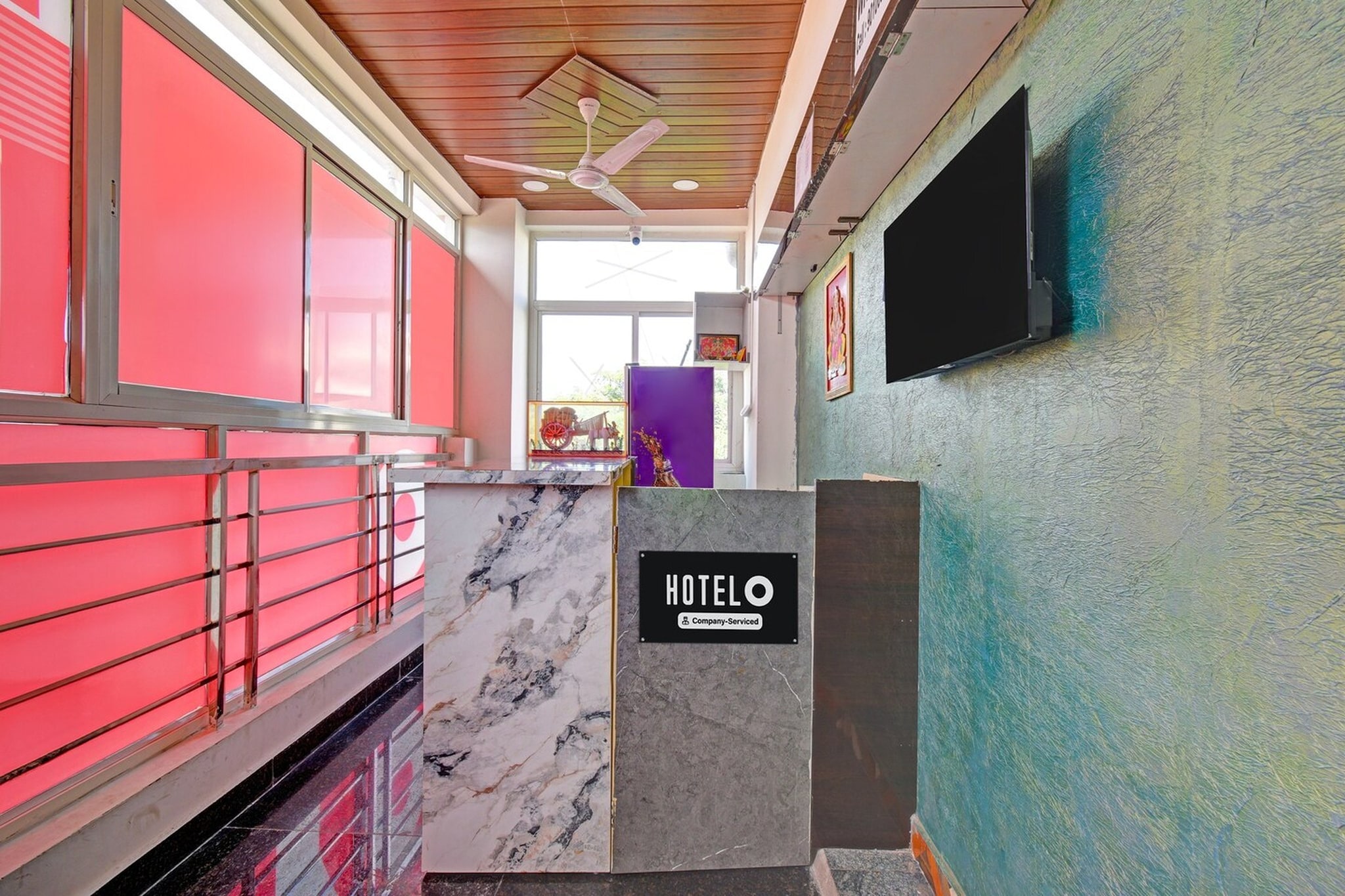 Ground floor: (bedroom(double bed, TV, seating area, air conditioning, Towels incl., telephone), bathroom(bathtub or shower, shower, washbasin, toilet, shampoo, body soap, hot water))