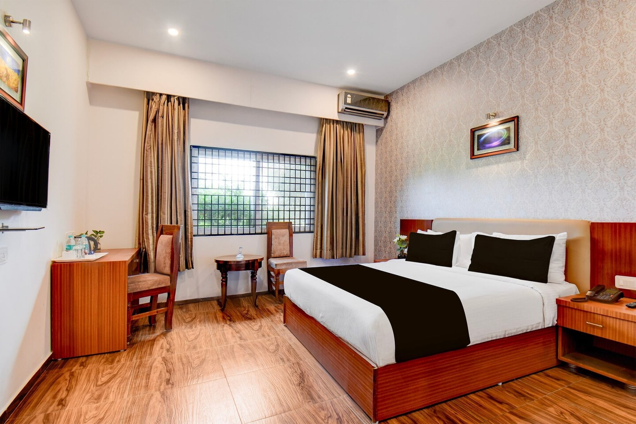 Ground floor: (bedroom(double bed, TV, seating area, air conditioning, Towels incl., telephone), bathroom(bathtub or shower, shower, washbasin, toilet, shampoo, body soap, hot water))