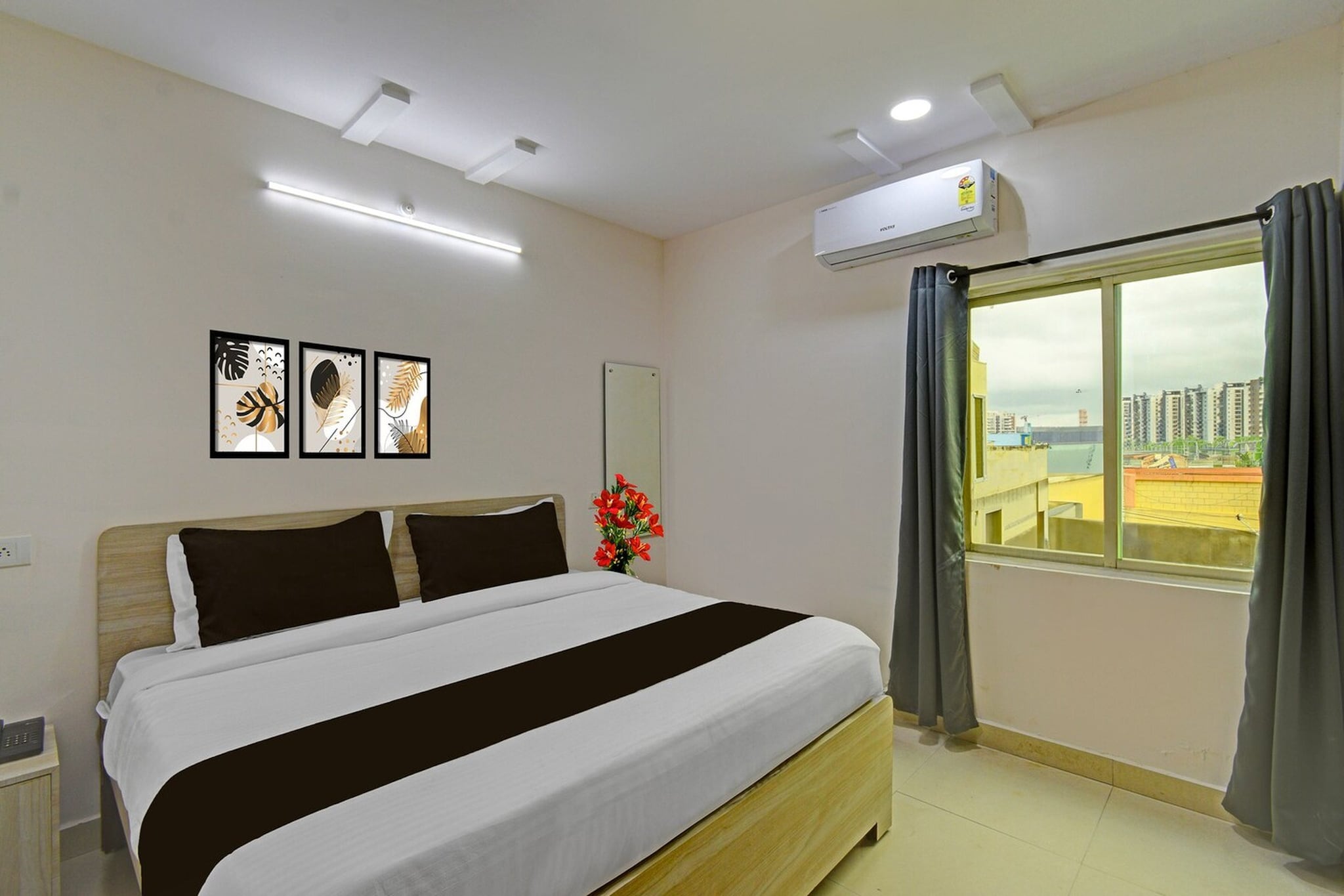 Ground floor: (bedroom(double bed, TV, seating area, air conditioning, Towels incl., telephone), bathroom(bathtub or shower, shower, washbasin, toilet, shampoo, body soap, hot water))