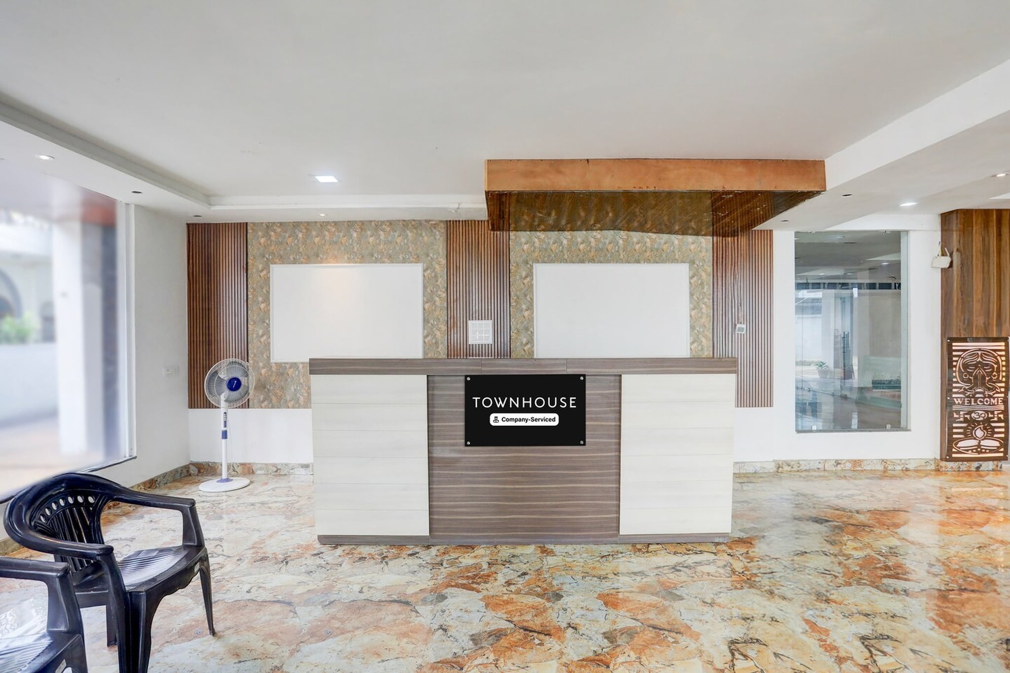 Ground floor: (bedroom(double bed, TV, seating area, air conditioning, Towels incl., telephone), bathroom(bathtub or shower, shower, washbasin, toilet, shampoo, body soap, hot water), lift)