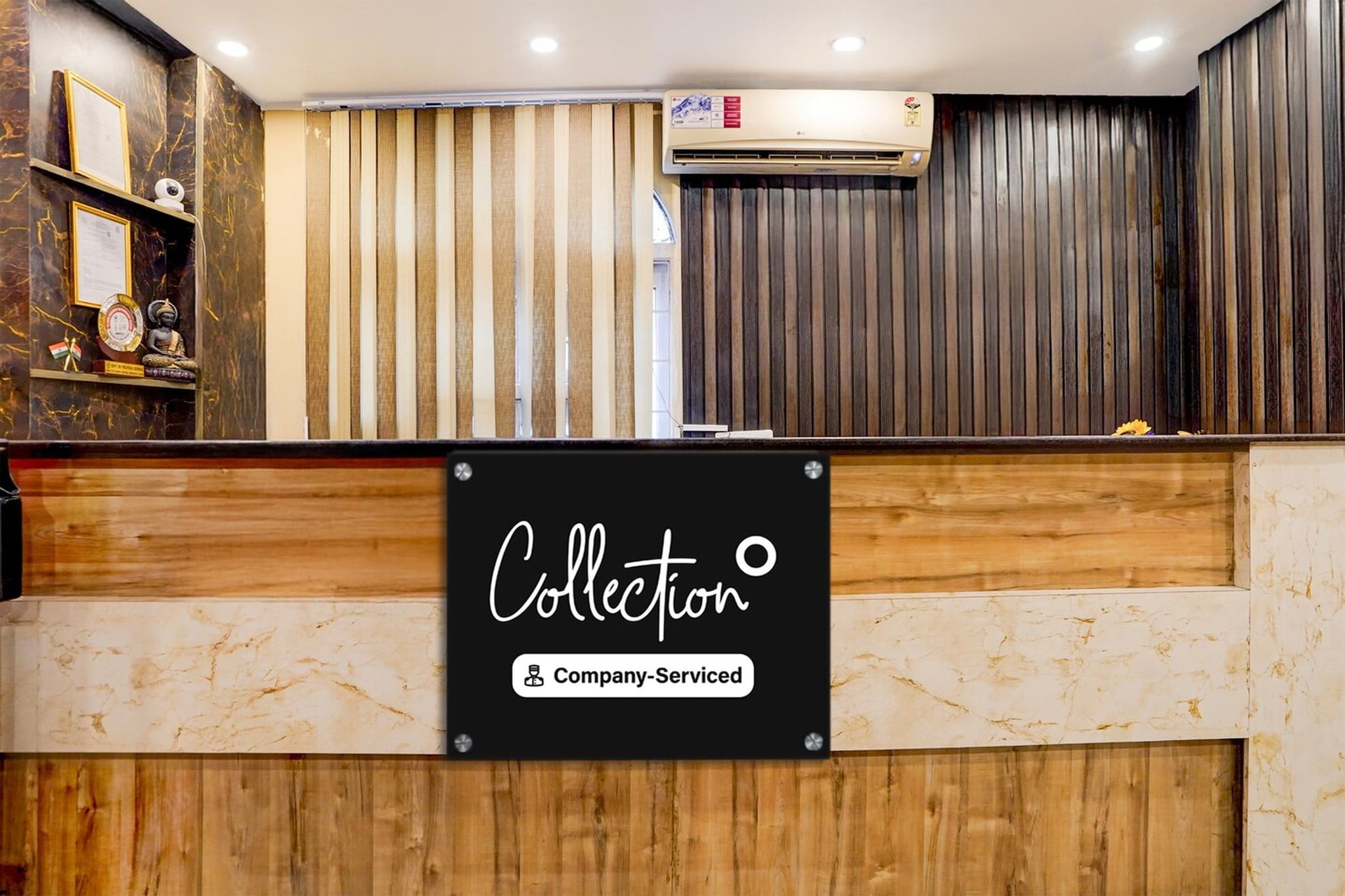 Ground floor: (bedroom(double bed, TV, seating area, air conditioning, lift, Towels incl., telephone), bathroom(bathtub or shower, shower, washbasin, toilet, shampoo, body soap, hot water))